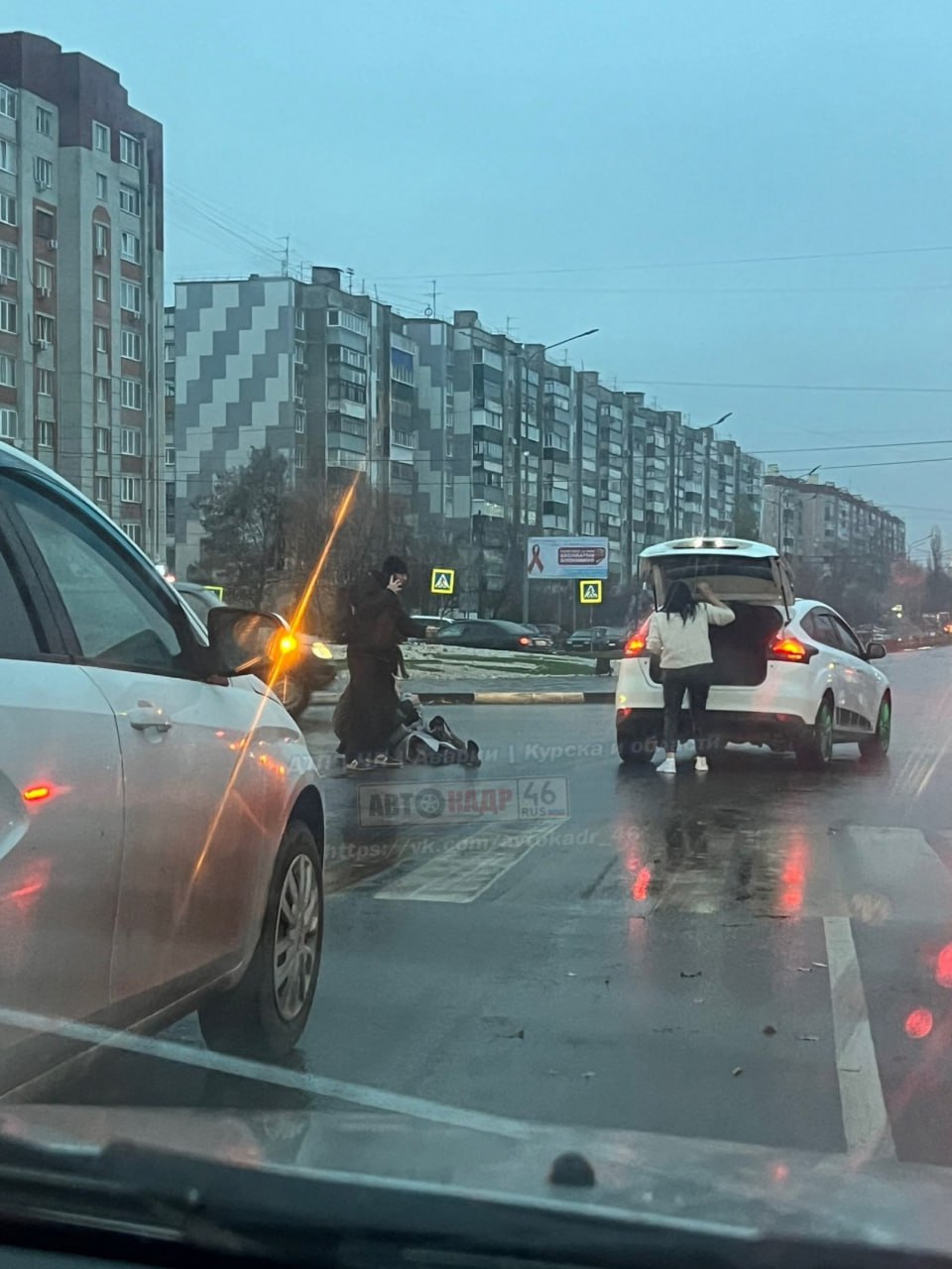 Утром в Курске на пешеходном переходе сбили женщину  Утро 21 ноября в Курске началось с ДТП. Примерно в 8:32 возле ТЦ «Бумеранг» сбили женщину.  На фото видно, что это случилось на пешеходном переходе. Очевидцы происшествия сообщили в сообществе «Автокадр_46», что ДТП привело к пробке.  Подробности аварии уточняются.  Фото: Автокадр_46.  Курская Telega / Прислать новость