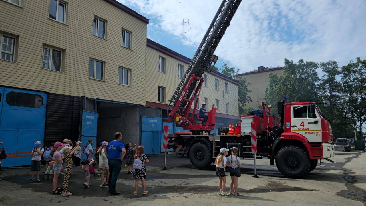  Школьники Корсакова познакомились с работой пожарных 22 июля воспитанники летнего профильного лагеря Детской школы искусств посетили 4-ю пожарно-спасательную часть города Корсакова. Программа экскурсии включала знакомство с бытом пожарных, учебным процессом, спортивной подготовкой и многим другим. Особое внимание ребята уделили пожарной технике. Современные машины, оснащённые специальным оборудованием, вызвали искренний восторг у юных посетителей. Каждый смог заглянуть внутрь автомобилей и представить себя в роли водителя пожарного расчёта. Сотрудники пожарной части отмечают, что подобные экскурсии вдохновляют их на дальнейшую работу и дают надежду на достойное пополнение в рядах пожарных в будущем. Такие встречи имеют большое значение для профориентации молодёжи. По мнению губернатора Валерия Лимаренко, знакомство с различными профессиями помогает школьникам сделать осознанный выбор будущей специальности.