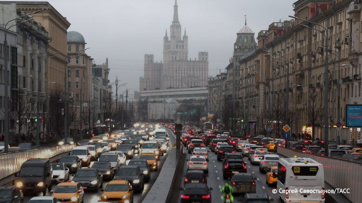 Московским автомобилистам все еще рано задумываться о смене резины. В ближайшую неделю температура будет превышать климатическую норму октября на 2-5 градусов, сообщил ТАСС научный руководитель Гидрометцентра Роман Вильфанд.     / Москва