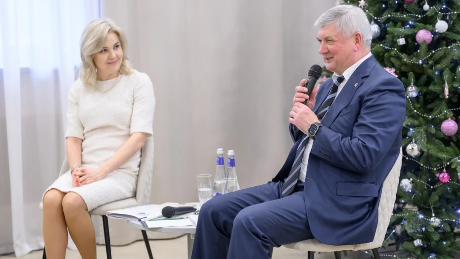 Губернатор Александр Гусев рассказал как можно остановить отток воронежской молодежи в другие города В пятницу 5 декабря губернатор Александр Гусев принял участие в пленарном заседании Общественной палаты Воронежской области Встреча проходила в формате вопрос ответ Модерировала дискуссию председатель региональной Общественной палаты Наталия Хван Один из вопросов заданных губернатору касался темы молодежи и ее реализации в регионе Часто наблюдается ситуация когда выпускники школ переезжают в Москву или Санкт Петербург выбирая эти города для получения высшего образования и дальнейшего места жительства По мнению главы региона областные власти должны продолжать активную работу по повышению качества жизни воронежцев чтобы стимулировать молодых людей оставаться в регионе Для этого необходимо развивать общественные пространства При принятии решения об откладывании бюджетных средств мы учитываем даже не пожелания а запросы молодежи Кроме этого за последние годы мы создали достаточно большое количество рабочих мест и собираемся увеличивать этот показатель отметил глава региона Подписывайтесь на канал РИА Воронеж в Max