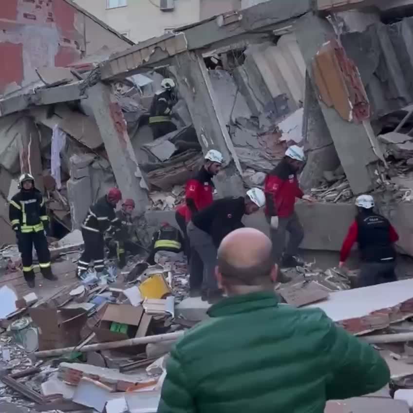 Обрушение шестиэтажного дома в Стамбуле: под завалами может находиться семья из 5 человек
