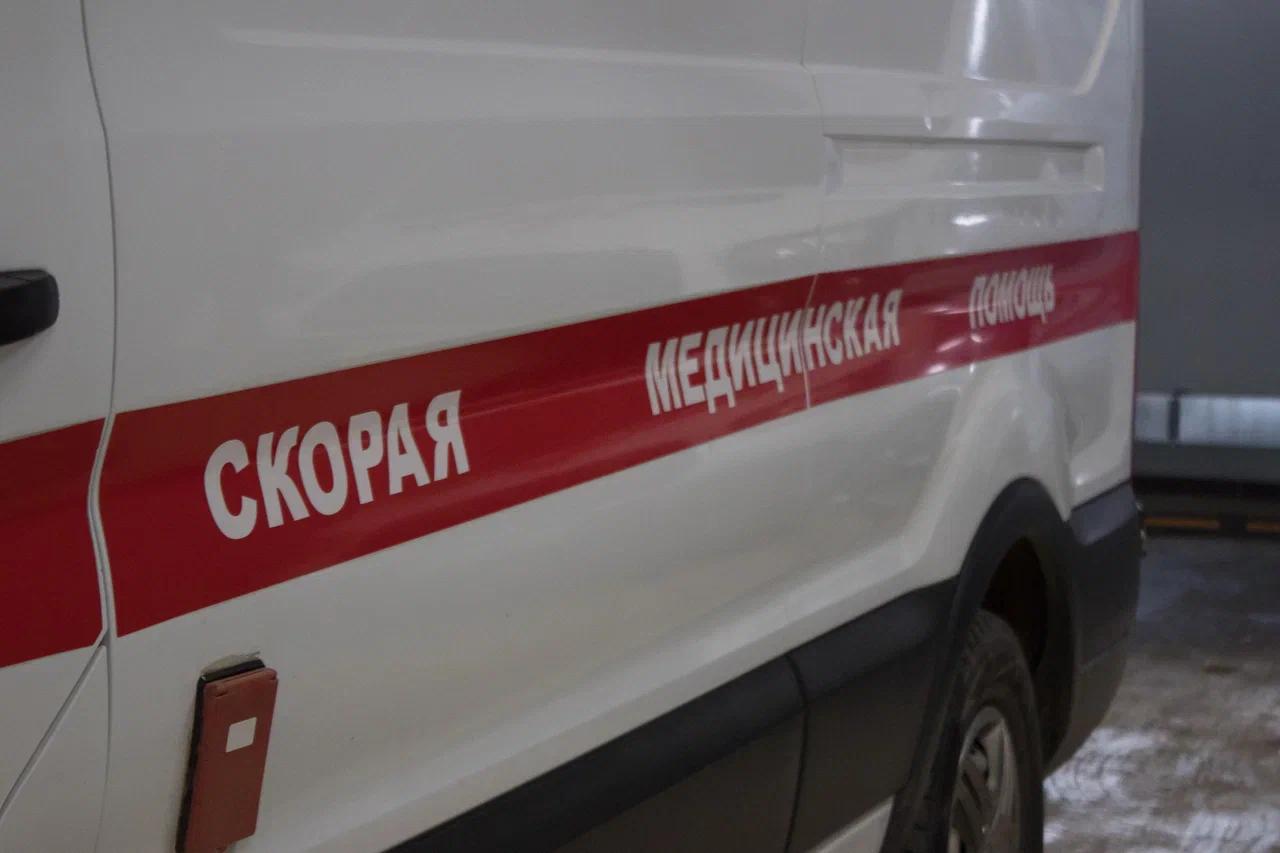 Рабочего придавило стеной при демонтаже склада в Корсакове Инцидент произошел 30 октября Предварительно деревянная стена складского помещения рухнула на одного из работников Мужчину с тяжелыми травмами доставили в Корсаковскую ЦРБ Госинспекция труда создала комиссию для расследования случившегося Она выяснит все обстоятельства несчастного случая   Подписаться на нас Telegram I MAX Прислать нам новость Sakhonlinebot