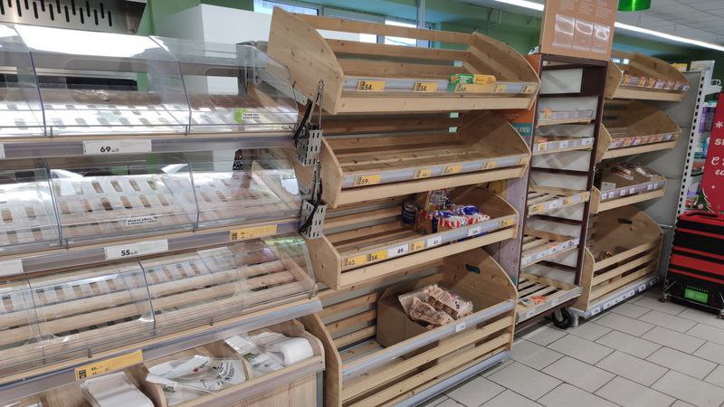 Застрявшие из за непогоды фуры начали подвозить продукты в магазины Оренбуржья В своем ТГ канале глава Орска Артем Воробьев сообщил что все фуры с продуктами которые несколько дней стояли в п Краснощеково из за перекрытия трасс начали доезжать до сетевых магазинов города Из за непогоды участок федеральной трассы М 5 Урал от п Краснощеково до с Новоникольск перекрыли вечером 13 января Ограничения были сняты только утром 16 января Глава Орска отметил что все это время работали пекарни в которых можно было купить хлебную продукцию В социальных сетях жители востока Оренбуржья жаловались на пустые полки в сетевых магазинах За несколько дней закончились хлеб молоко мясная продукция Кроме того некоторые пользователи сети сообщали о задержке заказов с маркетплейсов ВЕСТИ ОРЕНБУРЖЬЯ в telegram в MAX