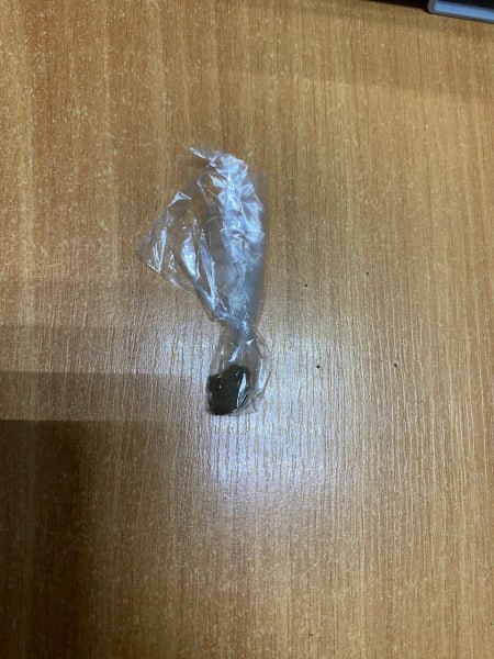 По подозрению в сбыте наркотиков задержаны два жителя Маркса В результате оперативно-розыскных мероприятий сотрудниками подразделения по контролю за оборотом наркотиков и уголовного розыска задержаны 42-летний и 43-летний жители Маркса. По предварительной версии, первый сбыл второму 2, 88 грамма гашиша, а тот, в свою очередь, сбыл 1,73 грамма 49-летнему гражданину. В отношении первых двух мужчин следствием ОМВД России по Марксовскому району возбуждены уголовные дела по признакам преступлений, предусмотренных п. «б» ч. 3 ст. 228.1 УК РФ и ч. 1 ст. 228.1 УК РФ соответственно, в отношении последнего решается вопрос о привлечении его к административной ответственности по ст. 6.8 КоАП РФ. Фигуранты уголовных дел задержаны в порядке ст. 91 УПК РФ.