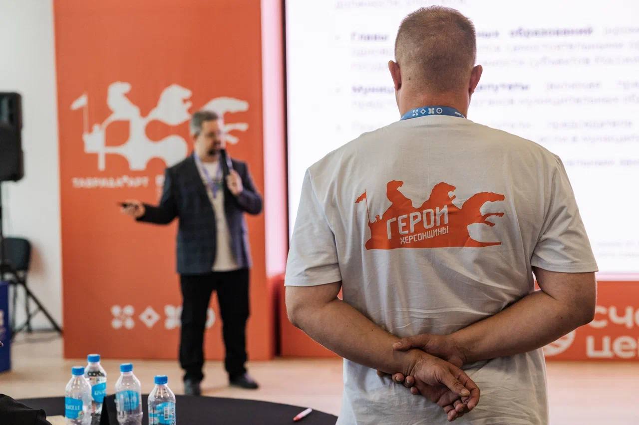 Открылась регистрация на проект Герои Херсонщины все СВОи 12 ноября в Херсонской области стартует второй этап кадрового проекта Герои Херсонщины все СВОи Регистрация для участников открылась в 9 00 К участию во втором этапе приглашаются члены семей участников специальной военной операции а также служащие военно гражданских администраций проходившие службу в период с февраля 2022 по декабрь 2023 года На первом этапе проходит регистрация прием анкет продлится неделю После модерации участники получат уведомление о втором этапе тестировании знаний Далее пройдет третий этап собеседование и написание эссе рассказала Оксана Калашникова начальник Управления внутренней политики региона Сейчас прохожу обучение в рамках стажировки в органах исполнительной власти Любая программа это прежде всего люди И те кто приходит обучаться они уже имеют какой то свой опыт работы и в дальнейшем те кто прошел отбор прошел стажировку внесут свой вклад в общее дело поделился Сергей Крылов Подробная информация о проекте и форма для регистрации доступны на официальном портале Ответы на все волнующие вопросы можно получить по телефону горячей линии 7 990 202 22 84