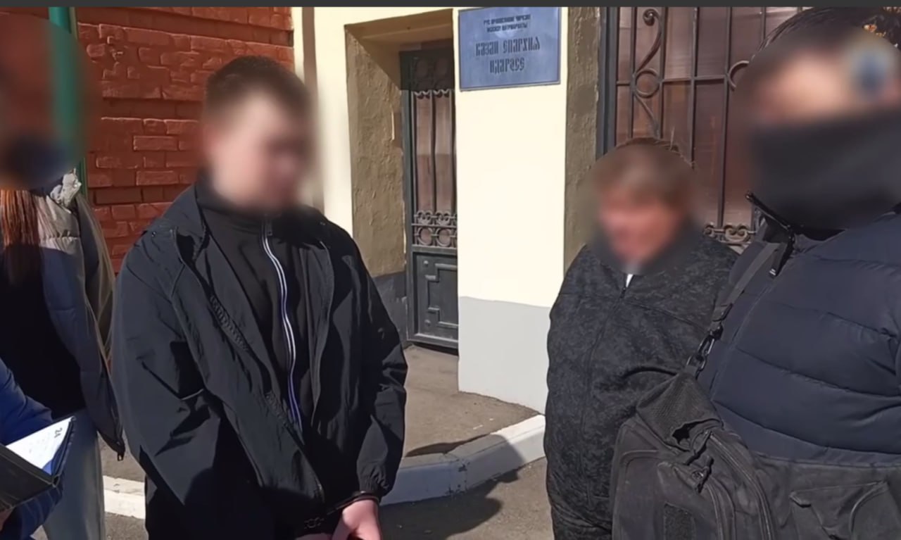 Подросток в Уфе обвиняется в государственной измене и подготовке к диверсии. Через интернет-мессенджер за денежное вознаграждение он собирал данные стратегически важных объектах топливно-энергетического комплекса в разных городах. По версии следствия, в период с сентября 2024 года по февраль 2025 года несовершеннолетний, вступив в сговор с неустановленным лицом через интернет-мессенджер, за вознаграждения от 1 до 65 тыс рублей собирал разные сведения. В частности, показывал, какие автомобили припаркованы около интересующих куратора организаций, учреждениях и жилых домах, расположенных в Уфе, Рязани и Казани. Собранная информация предназначалась для передачи украинской стороне с целью совершения диверсионных актов. «В январе подросток согласился за обещанные 200 тысяч рублей совершить поджог железнодорожного локомотива, однако реализовать преступный умысел. Его задержали оперативники УФСБ республики до совершения диверсии», - заявили в пресс-службе ведомства. Обвиняемый по решению суда заключен под стражу. Следователи совместно с оперативными сотрудниками продолжают устанавливать обстоятельства совершенных преступлений, в том числе личность организатора преступной деятельности. Отметим, что за такие преступления грозит вплоть до пожизненного лишения свободы.