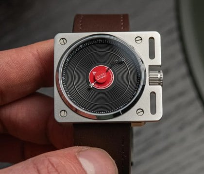 Представлены часы Vinyl Record Automatic Watch, которые выглядят как мини-проигрыватель винила  В ассортименте AndoAndoAndo появились необычные наручные часы под названием Vinyl Record Automatic Watch. Их дизайн вдохновлен классическим проигрывателем виниловых пластинок Technics SL-1200. Вместо циферблата у часов стоит мини-версия «вертушки», и нет никаких цифр, поэтому, чтобы понимать время, придется некоторое время практиковаться.  Читать далее