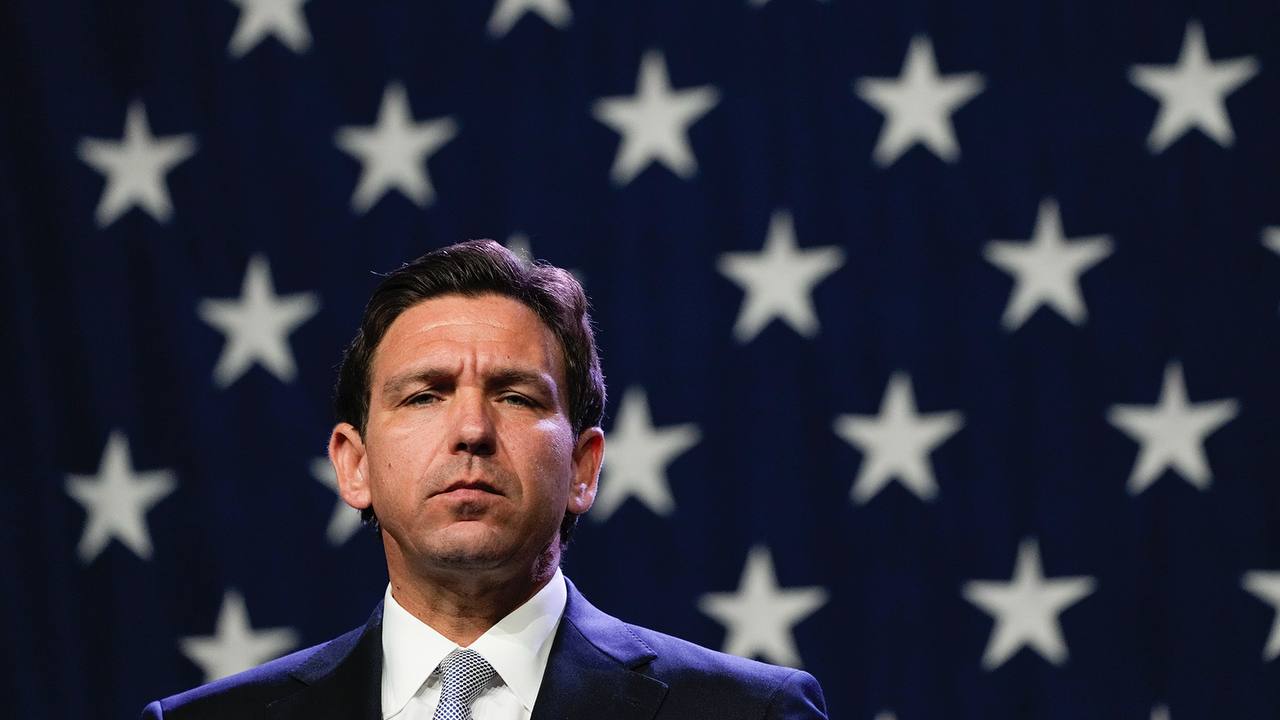 Власти Флориды намерены выдвинуть свои обвинения против Мадуро заявил губернатор штата Десантис Ему представят обвинения по статьям связанным с нелегальной миграцией и контрабандой наркотиков По словам губернатора Мадуро якобы освобождал заключенных из тюрем страны и отправлял их в Америку через границу из за чего некоторые из них оказывались во Флориде Подпишись RogandarNEWs мы в MAX