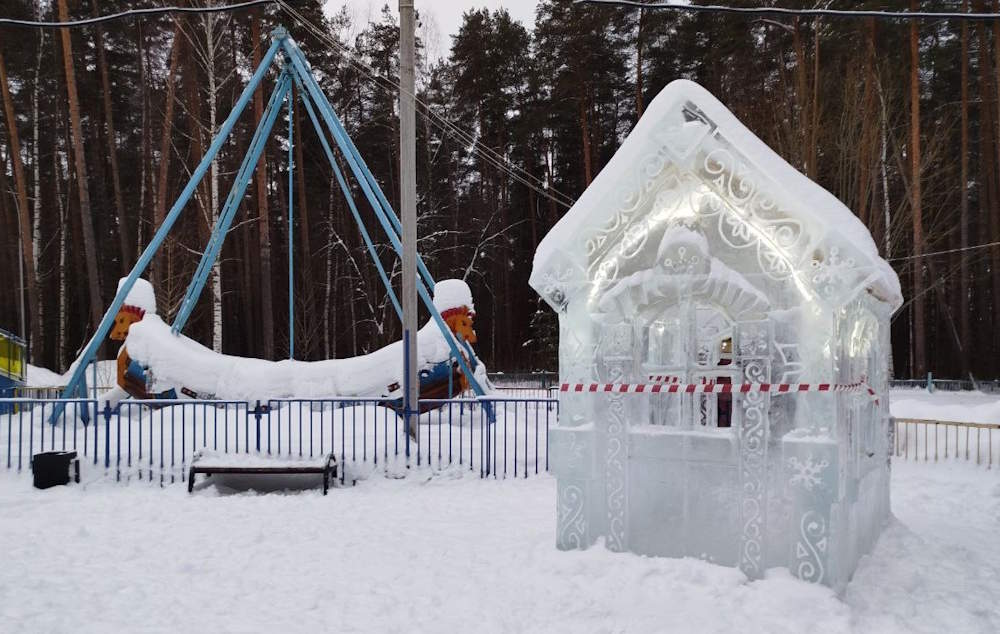 В Перми с 10 февраля начнут демонтировать районные ледовые городки  В Перми на следующей неделе начнётся демонтаж районных ледовых городков. Так, 10 февраля будут демонтированы ледовые конструкции в саду им. Миндовского, 11 февраля – в парке им. Чехова и 13 февраля в парке «Счастье есть». Также во всех перечисленных парках 10 февраля будут демонтированы новогодние ели.  Ледовые городки в районах Перми были построены в конце декабря. Они, как и главный на эспланаде, посвящены теме «Пермское гостеприимство». Главный ледовый городок на эспланаде Перми будет работать до 9 февраля.     >