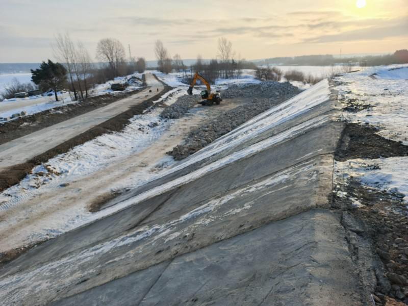 Ремонт дамбы в районе Коммунального моста завершён.   Объект частично разрушило во время весеннего паводка. По контракту работы должны были завершить до 30 октября, но сроки сдвинулись из-за дополнительных задач.   По сообщению мэрии, подрядчик закончил работы по укреплению берега и струенаправляющей дамбы и восстановил дорогу в сторону СНТ «Нерудник». Также специалисты усилили подножие дамбы бутовым камнем, что защитит берег от размывания. Из оставшихся задач — привести в порядок территорию после ремонта, на это уйдёт несколько дней.   фото: администрация Томска.