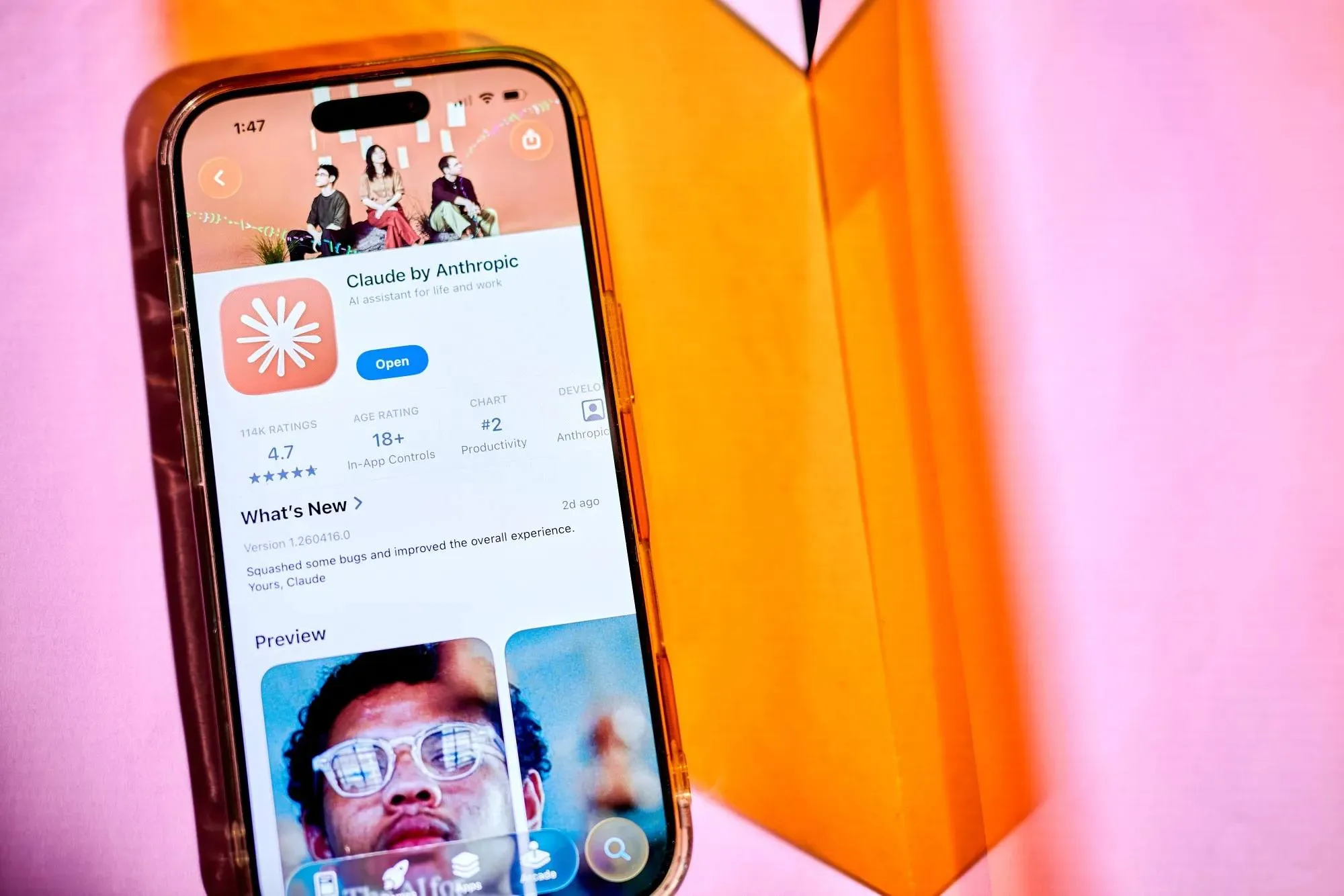 Слух в iOS 27 появится возможность использовать сторонних ИИ ассистентов в работе системы По данным аналитика Марка Гурмана в iOS 27 пользователи смогут выбирать между ChatGPT Gemini Claude и другими ИИ моделями при работе с функциями Apple Intelligence Многие системные приложения вроде Фото Заметок и Siri могут стать платформой для различных ИИ ассистентов Для аналогии можно привести пример работы Safari с разными поисковыми системами Также говорится о возможности использования разных голосов Siri для разных языковых моделей