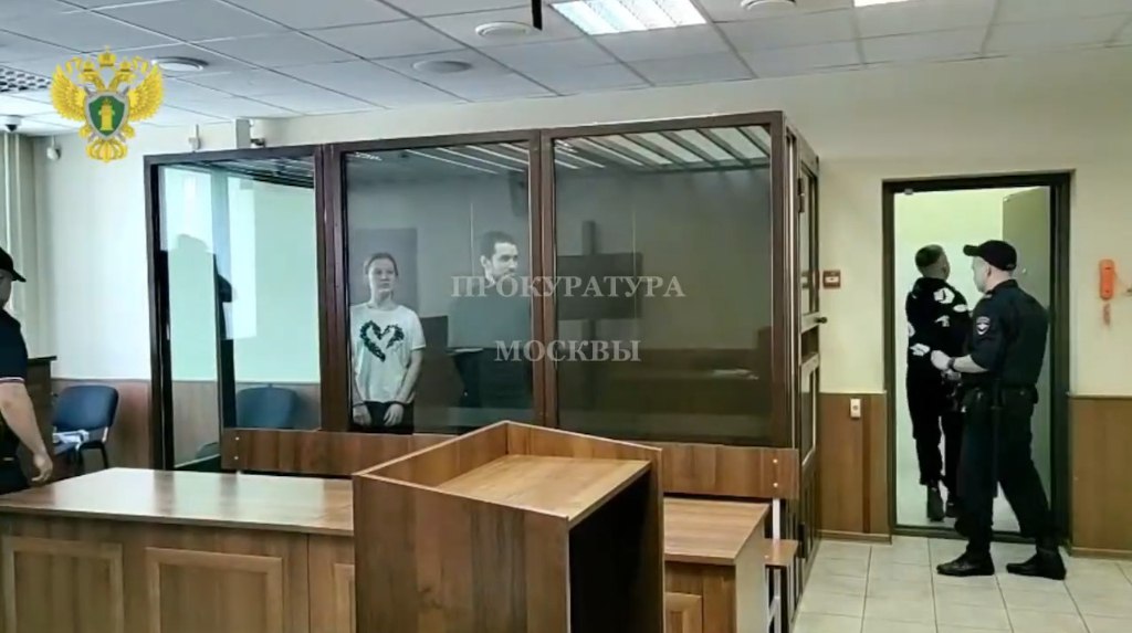 Нарисовавшие пентаграмму на двери военкора получили по 3,5 года колонии Сегодня Щербинский районный суд Москвы вынес приговор двум гражданам — Светлане Агибаловой и Владиславу Ремневу. Они признаны виновными по статьям о вандализме и воспрепятствовании законной профессиональной деятельности журналистов. Установлено, что фигуранты дела совершали аналогичные действия в отношении других спецкоров федеральных телеканалов и ещё двух граждан. В 2023-м злоумышленники нанесли на входную дверь квартиры военкора «Известий» Валентина Трушнина изображение пентаграммы с головой свиньи. Они сделали это по заданию из чат-бота за пять тысяч рублей. До этого Трушнин получал угрозы и оскорбления с номеров, зарегистрированных на Украине. Подробнее — на сайте Лениздата Фото: скриншот видео из официального Telegram-канала прокуратуры г. Москвы