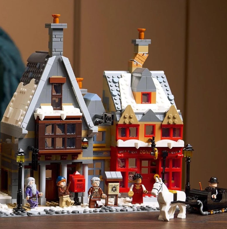 Анонс самого большого набора LEGO по вселенной «Гарри Поттера» слили в Сеть.  Новый конструктор будет посвящен деревне Хогсмид. Собрать можно будет целую улицу, включая известные заведения: Лавку волшебных принадлежностей и бар «Три метлы». Кроме того, в набор вошли и фигурки с персонажами «Гарри Поттера»: сам Гарри, Гермиона, Рон, Дамблдор и многие другие.  Конструктор выйдет в сентябре, в него войдет 3228 деталей. Предварительно, стоимость мечты «поттеромана» составит около 30 тысяч рублей.  Хотели бы себе такой?