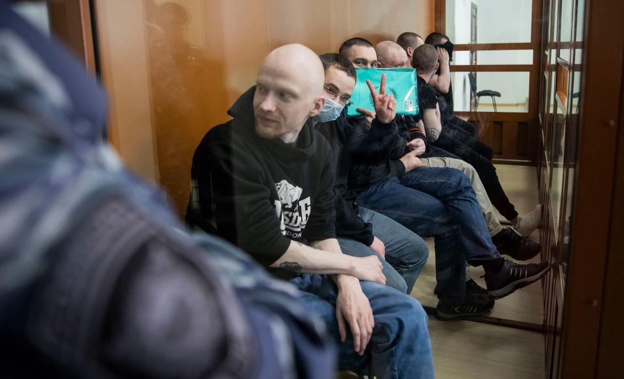 Обвиняемого в подготовке покушения на Соловьёва приговорили к пожизненному 2 й Западный окружной военный суд приговорил 33 летнего Андрея Пронского к пожизненному лишению свободы по делу о подготовке покушения на Владимира Соловьёва Его признали виновным в создании террористической организации ячейки неонацистского движения National Socialism White Power пропаганде терроризма изготовлении и хранении оружия и бомб серии поджогов и подготовке теракта Всего Пронскому вменили 17 эпизодов по 11 статьям Уголовного кодекса По делу также осудили ещё шестерых фигурантов им назначили сроки от 12 до 28 лет колонии Следствие утверждает что группа кроме одного обвиняемого действовала по заданию украинских спецслужб и планировала взорвать автомобиль пропагандиста В материалах дела фигурируют и альтернативные варианты покушения отравление подрыв доставки и даже расстрел Всем кроме одного подсудимого вменили участие в террористической организации В суде обвиняемые вину по террористическим статьям не признали заявили о политическом преследовании и рассказали о пытках после задержания и в СИЗО Подписаться забустить