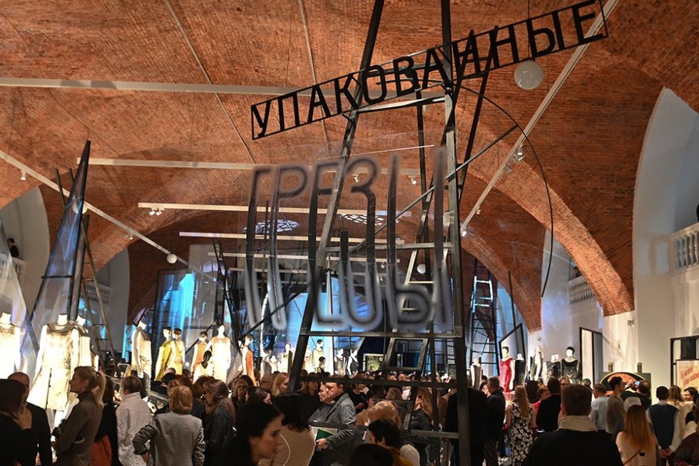 Туалеты эпохи ар-деко представили на выставке "Упакованные грезы" в Эрмитаже Гламурные наряды и обувь 1920-х годов представили на выставке "Упакованные грезы" в Эрмитаже. Некоторые костюмы создали известные модельеры Западной Европы. От нарядов глаза просто не отвести - платья, расшитые бисером, стеклярусом и пайетками, удивительные туфли, некоторые даже со сменными каблуками. Не стоит думать, что эти платья носили лишь богатые женщины. Вполне обычные, днем работавшие в конторах и на заводах, куда ходили в косынках и ситцевых платьях. Зато вечером надевали платья с пайетками, красили глаза и шли отвлекаться от быта - в полумрак, слушая джаз и танцуя. - рассказала на открытии выставки советник гендиректора Эрмитажа Светлана Даценко.