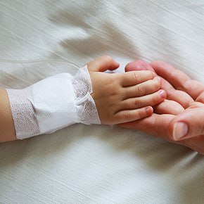 Слобозия трёхлетний ребёнок пережил клиническую смерть после падения в колодец Трёхлетний мальчик в тяжёлом состоянии был доставлен в больницу после того как упал в колодец во дворе одного из домов в Слобозии Инцидент произошёл 28 ноября когда родители занимались хозяйственными делами По предварительным данным отец работал в саду а рядом с ним находились двое детей пяти и трёх лет В какой то момент старший брат убежал в дом а младший остался на улице Спустя некоторое время родители заметили отсутствие мальчика и начали поиски Отец заглянул в колодец и обнаружил ребёнка на глубине около четырёх метров в воде и без сознания Мужчина сразу спустился в колодец и поднял малыша на поверхность а соседи помогли вытащить обоих Родители немедленно вызвали скорую помощь Врачи установили что мальчик получил переохлаждение второй степени и пережил клиническую смерть Его доставили в реанимацию Республиканского центра матери и ребёнка где медикам удалось спасти ему жизнь Сейчас состояние ребёнка стабильно Правоохранительные органы начали расследование чтобы установить все обстоятельства происшествия