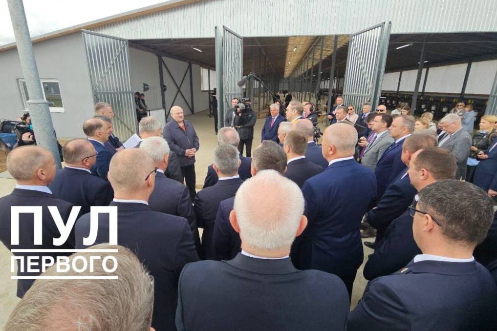 Александр Лукашенко посетил филиал «Острошицкий Городок» ОАО «Агрокомбинат «Дзержинский» Сегодня Президент Беларуси Александр Лукашенко принял участие в семинаре-совещании, посвящённом вопросам сохранности крупного рогатого скота. Мероприятие проходит на базе современного молочно-товарного комплекса «Селище-2». В рамках рабочей поездки Глава государства осмотрел новый профилакторий для телят, введённый в эксплуатацию в 2024 году. Комплекс был построен за $100 тысяч и получил положительную оценку Президента: «По-богатому всё, будущий век! Люди так не живут, как он сделал», — отметил Александр Лукашенко, обращаясь к участникам семинара. Президент подчеркнул, что при грамотном подходе подобные объекты можно возводить быстро и с минимальными затратами, используя доступные материалы и собственные ресурсы. В семинаре приняли участие губернаторы всех областей, их первые заместители и помощники Президента по регионам #Лукашенко Подпишись — Минская правда MLYN.by