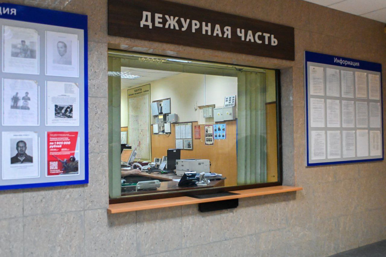 Полицейские в Сергиево-Посадском городском округе задержали подозреваемую в мошенничестве В Дежурную часть УМВД России по Сергиево-Посадскому городскому округу поступило заявление от местной жительницы о мошенничестве. В результате оперативно-розыскных мероприятий сотрудниками Отдела уголовного розыска по подозрению в совершении преступления задержана жительница Москвы. Полицейскими установлено, что злоумышленница разместила на одном из интернет-сервисов объявление о продаже детской коляски. После переписки с предполагаемым покупателем, она получила от потерпевшей деньги в размере 40 тысяч рублей. Однако, после получения оплаты злоумышленница прекратила выходить на связь, а товар потерпевшей так и не был отправлен. В отношении злоумышленницы следователем Следственного управления УМВД возбуждено уголовное дело по ст. 159 Уголовного кодекса Российской Федерации. Фигурантке избрана мера пресечения в виде подписки о невыезде и надлежащем поведении.