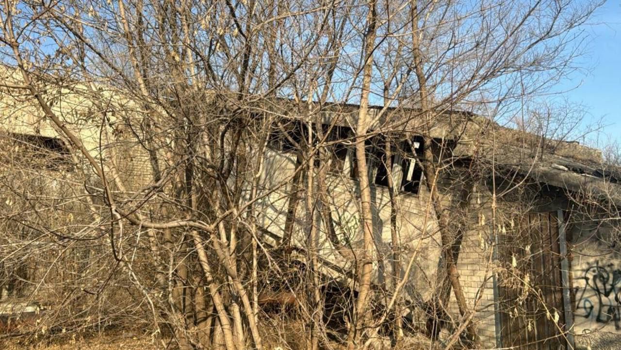 В Приморье школьница получила травмы при падении с заброшенного здания  Вечером 19 декабря четверо подростков прошли на территорию заброшенного здания, расположенного на улице Сибирцева в Уссурийске.  Во время того, как девочка, 2010 г.р. шла по крыше, конструкция провалилась у нее под ногами и несовершеннолетняя упала с высоты 2 этажа.  Ребенок госпитализирована в медицинское учреждение с травмами различной степени тяжести.