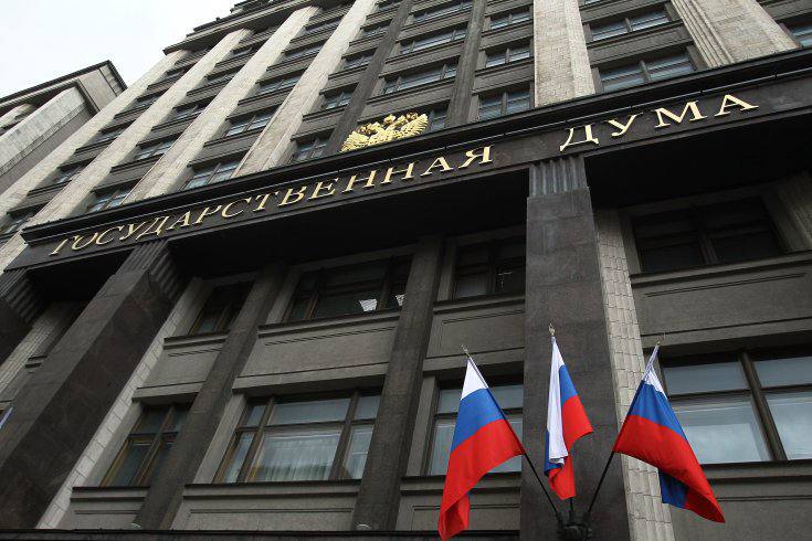 Депутатам Госдумы к выборам в сентябре 2026 года дадут оценки по "системе светофора" Такую систему подготовили в Кремле и попросили региональные власти распределить действующих парламентариев по трем категориям в зависимости от их работы, авторитета среди коллег и постоянной поддержки избирателей, узнали журналисты. Социолог, член Российского общества социологов, ведущий лектор Российского общества "Знание" Сергей Таланов в прямом эфире радиоканала "Слушаем!" на Радио России: "В каждом регионе проводятся социологические опросы, чтобы понять, есть ли поддержка у депутата, узнаваемость, авторитет. Мониторят в каждом субъекте России, есть социологи при мэрии, могут работать аналитики при правительстве области. Идет системная работа. А Кремль, как я понял, просто хочет собрать и аккумулировать всю эту информацию. Она точно репрезентативна, потому что работают настоящие социологи. Каждому губернатору, каждому мэру важна объективная информация. Соответственно, Кремль собирает, мониторит каждые, грубо говоря, 3 месяца, полгода, год, собирает в динамике за 5-10 лет. Кремлю важно, чтобы была поддержка власти. Иногда выбирают депутата, а он потом 5 лет ничего не делает. Поэтому они вот так структурировали по "системе светофора", чтобы посмотреть, а стоит ли ему давать шанс переизбираться, выдвигаться по партийным спискам. У нас же такой общественный договор народа с властью, что постоянно должны улучшаться качество и уровень жизни. Народ хочет эффективности, предсказуемости, быстрого решения проблем". Слушать на платформе "СМОТРИМ" Фото: Мария Девахина/РИА Новости -канал и скачивайте официальное приложение Радио России!