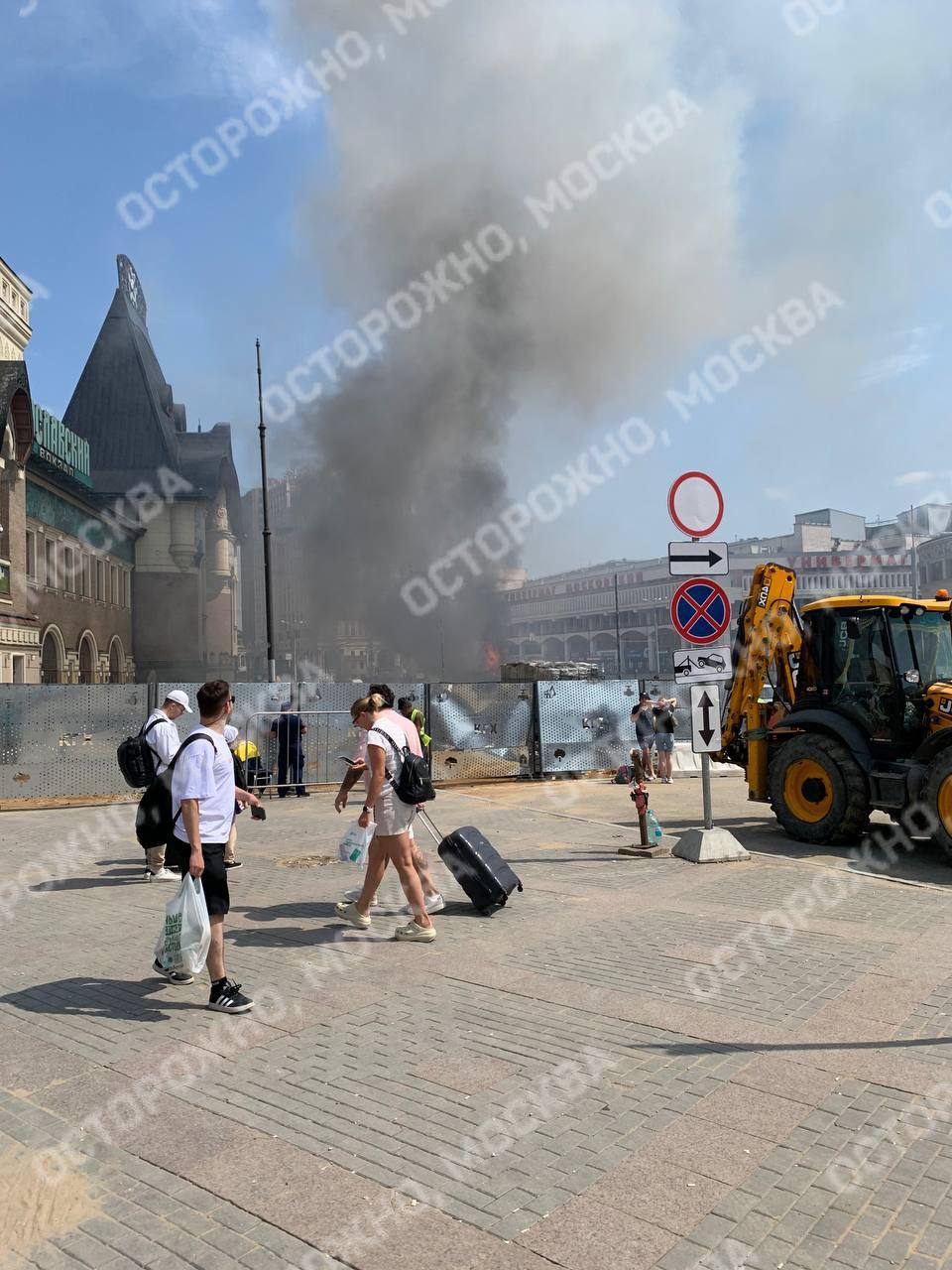 Сильный пожар у Ярославского вокзала. По информации МЧС, произошло возгорание бытовки, спасатели на месте и уже тушат пожар. Очевидцы сообщают, что слышали взрыв недалеко от места инцидента. Upd: пожар ликвидировали, предварительно, без пострадавших.