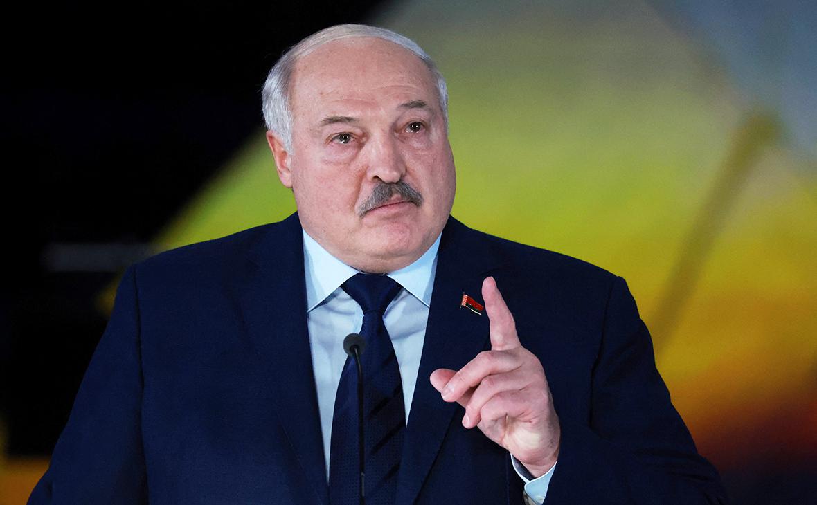 Никаких прусаков! Александр Лукашенко поручил повысить туристический сервис в Беларуси, заявив, что, если в гостиницах будут ползать тараканы, иностранные туристы в республику не поедут.   «Грубо скажу: если в гостиницах по стенкам и под кроватями будут ползать тараканы, то никакие туристы сюда не поедут. Уровень нужен такой, чтобы и белорусы чаще выбирали отдых на родной земле. Я думаю, они и выбирают», - указал президент.  Он напомнил. на следующую пятилетку правительству поставлена задача сделать туризм национальным проектом, реализовать его экономический потенциал по максимуму.