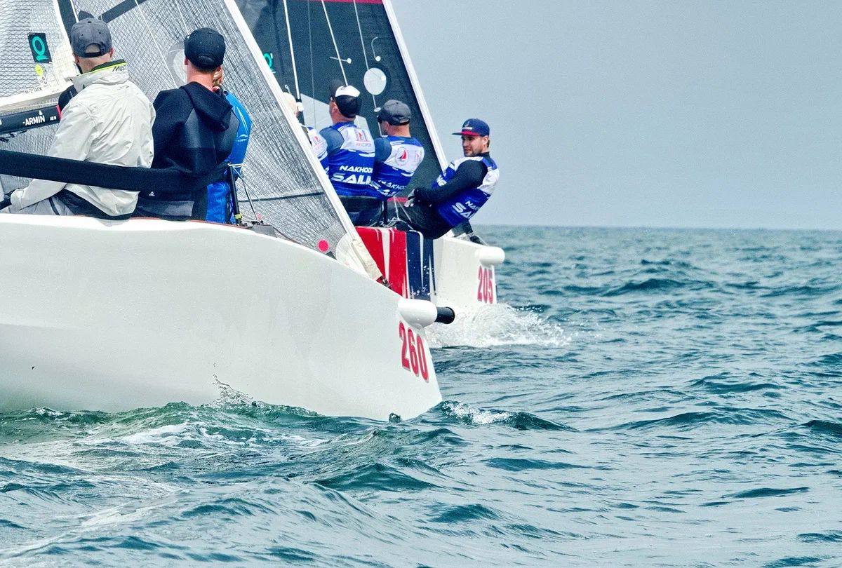 Чемпионы дальневосточной лиги Команда Nakhodka Sailing, представляющая Находкинский Центр развития парусного спорта, триумфально завершила III этап Дальневосточной Лиги Melges 20 Open Water race в бухте Сидими, завоевав первое место в напряженной борьбе. С 13 по 15 июня экипаж в составе Дмитрия Ходырева, Дениса Науменко, Никиты Стральского и Влада Абрамова провел 12 сложнейших гонок в полном формате соревнований. Старты проходили в уникальной и малознакомой для регат акватории бухты Нарва Сидими , где спортсменов ждали серьезные испытания: капризный ветер, колебавшийся от 4 до 13 узлов, плотный туман, морская волна и сильное течение. Первый гоночный день, начавшийся после перехода флота из Владивостока, принес четыре гонки, по итогам которых команды «Супра» и DNS делили лидерство по 10 очков , а Nakhodka Sailing и «Байкал» шли вплотную по 13 очков .