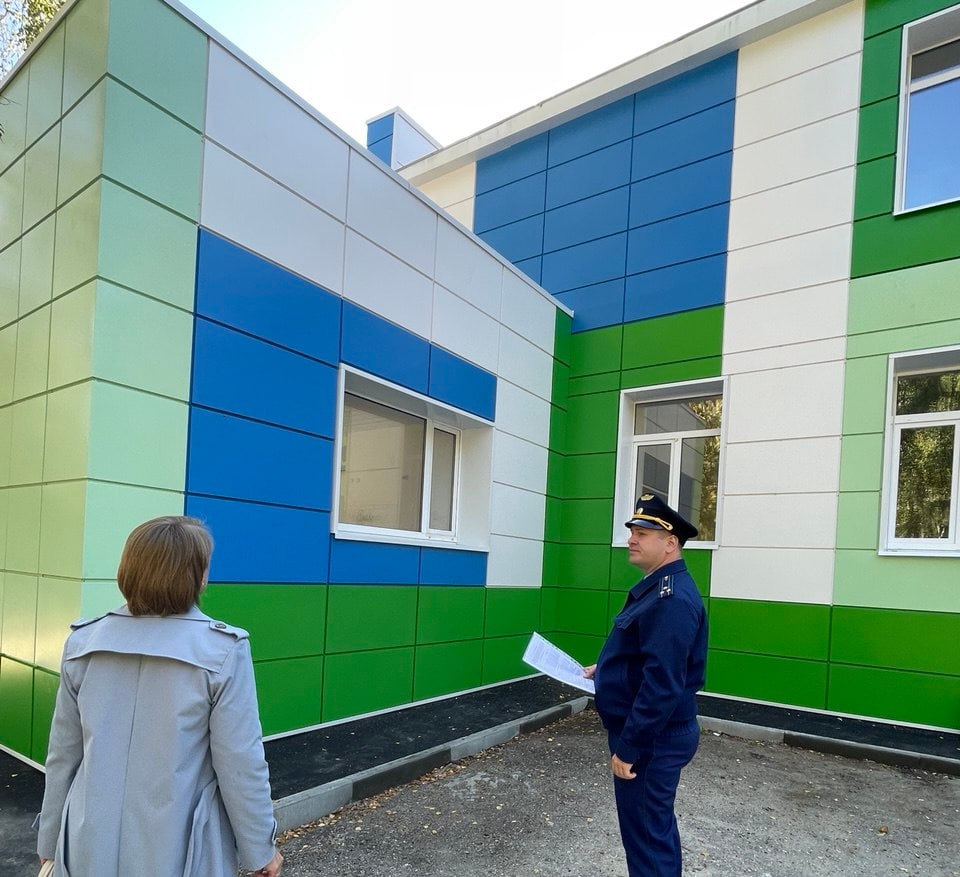 В Пензе от подрядчика потребовали ускорить благоустройство территории детсада На модернизацию детского сада 109 на ул Попова в Пензе направили 71 млн руб В соответствии с подписанным контрактом работы необходимо выполнить до 15 октября этого года При этом прокуратура в ходе проверки выяснила что работы по благоустройству территории отстают от графика Надзорное ведомство объявило предостережения представителю подрядчика и заведующему детским садом о недопустимости срыва сроков по контракту прокуратура Пензенской области Все эксклюзивы kommersant64