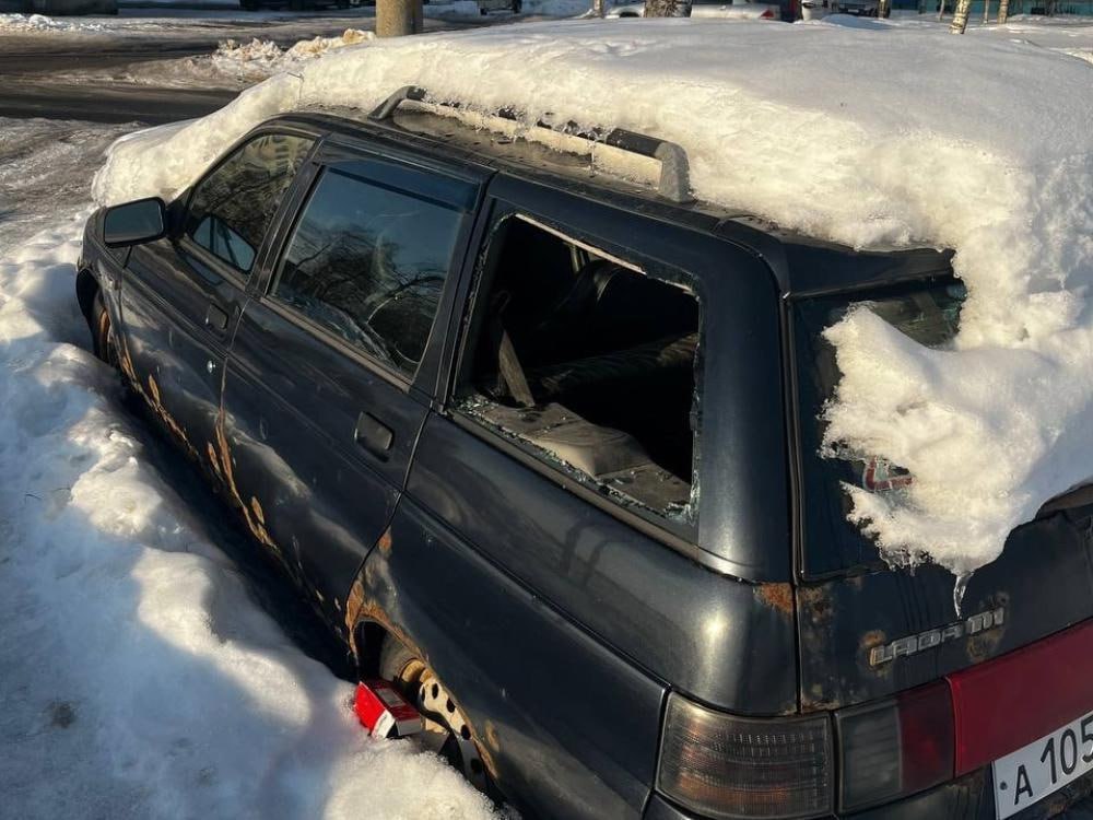 Alarma! В Архангельске главы округов вышли на охоту за подснежниками  В стольном граде Архангельской области вонько пахнуло весной — стартовала компания по выявлению бесхозных авто.  Глава города чётко сказал: ответственность возложена на администрации городских округов. Главы поднялись с кресел и дружно пошли выявлять, изобличать и отлавливать.   В городской администрации отмечают, что в случае обнаружения хозяина машины ему будет предложено убрать авто. Если техника продолжит стоять в разукомплектованном виде в течение трёх месяцев, её вывезут. Эвакуацией и размещением машин на штрафстоянках займётся департамент транспорта. Требования собственникам заброшенной техники будет отправлять Госавтоинспекция.  Фото архгорадмина