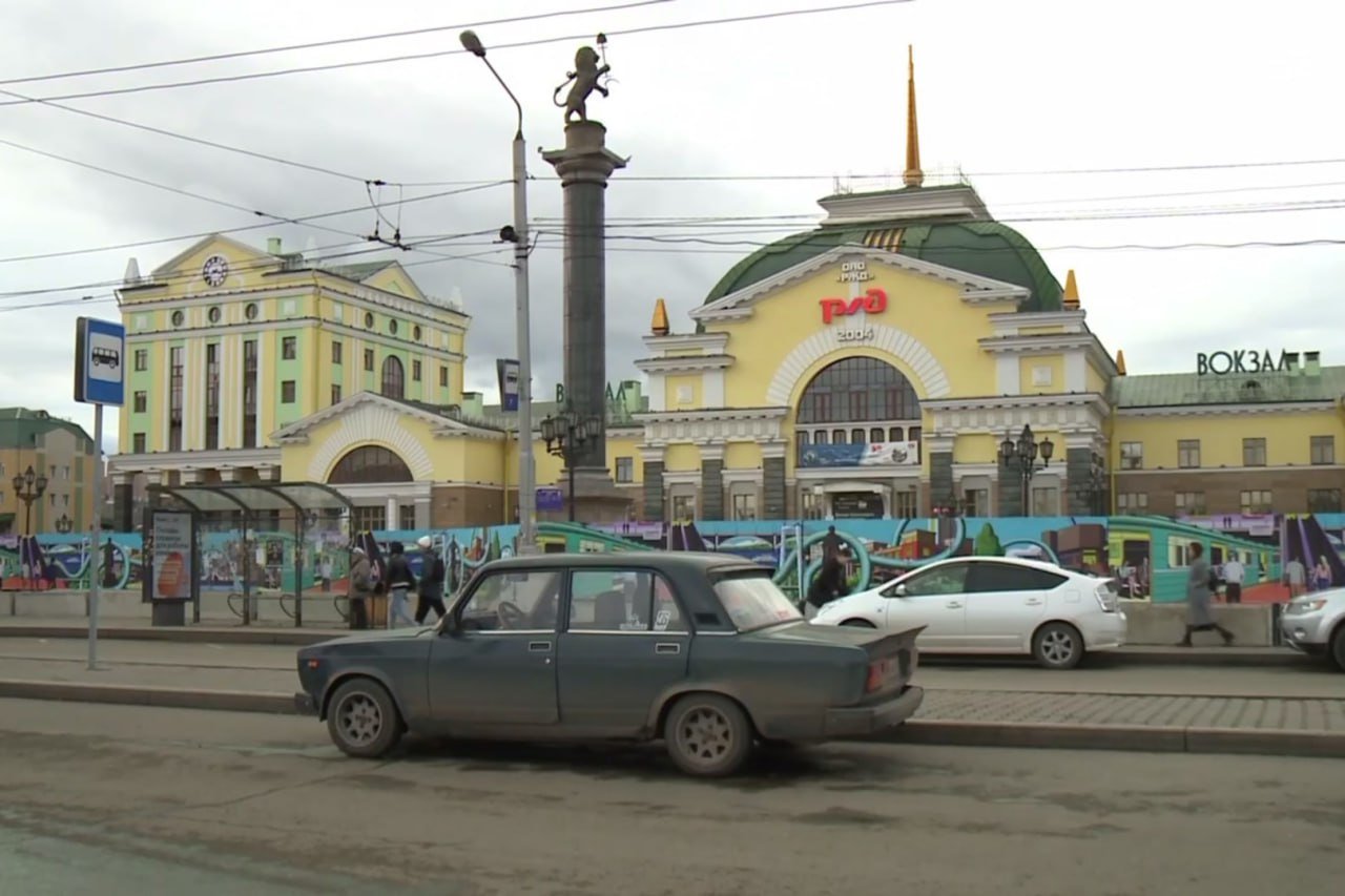 У железнодорожного вокзала Красноярска готовят площадку под строительство метро  Уже на следующей неделе здесь начнутся работы по переносу инженерных сетей, контактной сети троллейбусов и демонтажу благоустройства.  Как сообщили в краевом правительстве, для удобства гостей и жителей города специалисты построят временную дорогу. Скульптуру «Герб города» сохранят и полностью восстановят после окончания всех работ. Будущая станция метро будет называться «Вокзальная».   : телеграм-канал «Красноярское метро»