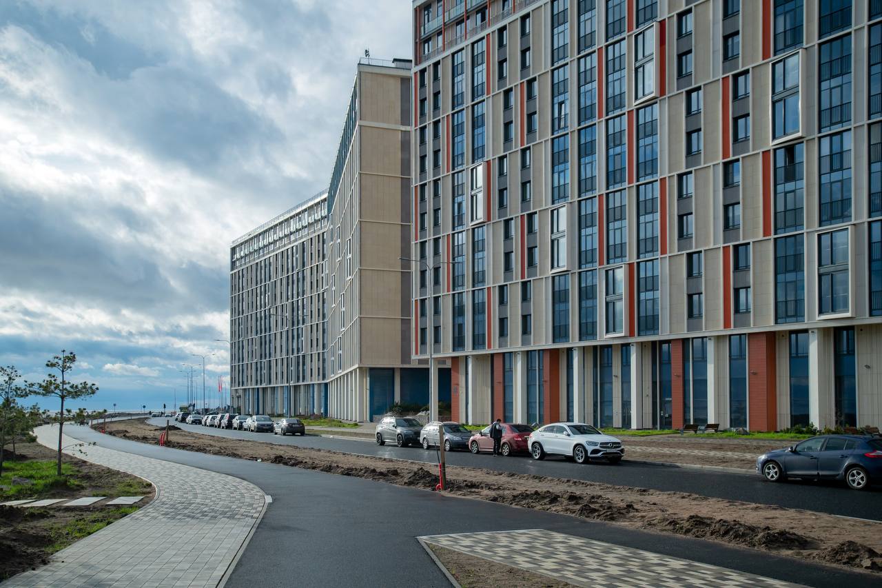 Больше всего жилья в новостройках в 2025 году купили в Невском районе Петербурга передал Коммерсант Северо Запад со ссылкой на исследование Авито Недвижимость На втором месте расположился Пушкинский район 14 5 затем Московский 13 3 Приморский 11 4 и Красногвардейский 8 9 районы Менее востребованными Красносельский 7 7 и Василеостровский 4 9 Средний бюджет на первичном рынке составил 10 9 млн рублей Самое дорогое жильё покупали в Центральном и Петроградском районах 35 6 млн рублей и 35 2 млн рублей Напротив бюджетные квартиры оказались в Кировском 4 7 млн рублей Колпинском 5 9 млн рублей и Красногвардейском 6 7 млн рублей районах Средняя площадь составила 38 8 м2 Сергей Ермохин ДП Подписаться на ДП в Telegram MAX