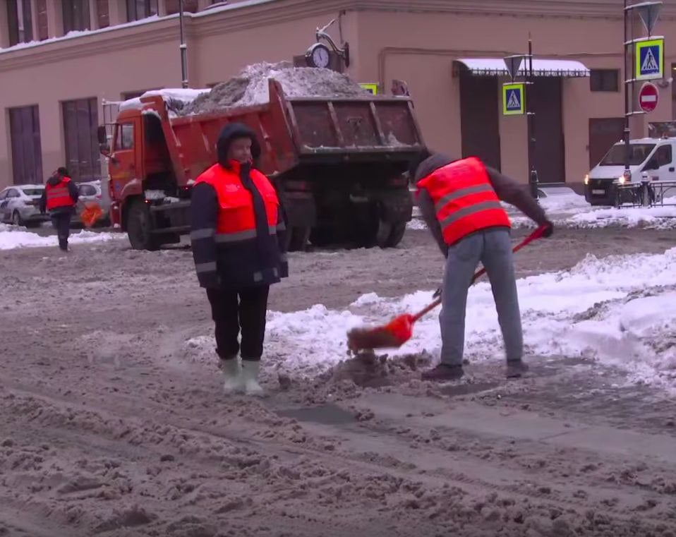 Чистить снег в Петербурге за 250 рублей в час согласились около 100 студентов. Такую цифру журналистам назвал спикер Заксобрания Бельский.  Парламентарий утверждает, что задачи привлечь как можно больше рабочих рук не стояло, а согласившиеся — в основном из стройотрядов.  Привлечение студентов во время снегопадов анонсировалось ещё в октябре, им предложили 250 рублей в час при минимальной смене в 4 часа.