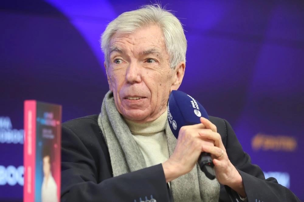 Умер телеведущий Юрий Николаев Ему было 76 лет Он был наиболее известен по передачам Утренняя почта Утренняя звезда и Достояние республики Долгое время актёр боролся с болезнью легких