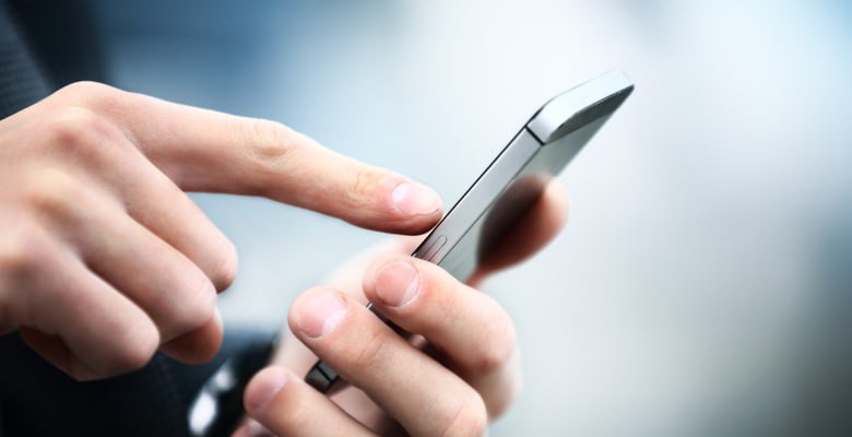 7 сентября в 15 00 в Великобритании проведут тестирование системы оповещения о чрезвычайных ситуациях На мобильные телефоны поддерживающие сигнал 4G и 5G поступит специальное сообщение которое будет сопровождаться звуком и вибрацией Они прекратятся автоматически через десять секунд Можно также смахнуть сообщение или нажать ОК на экране телефона и продолжить пользоваться им в обычном режиме Подобные оповещения используются для предупреждения населения о природных катаклизмах и иных бедствиях Например система применялась для отправки оповещений по Шотландии и Северной Ирландии во время шторма Эовин При этом предыдущее общенациональное тестирование системы в 2023 году выявило технические проблемы некоторые клиенты мобильных операторов получили оповещение раньше чем ожидалось а другие не получили его вообще Дополнительную информацию об аварийных оповещениях можно найти здесь