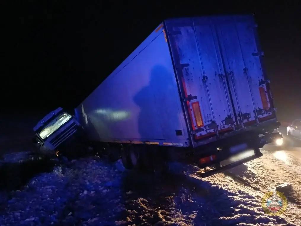 Семь человек погибли в ДТП с фурой и двумя легковушками под Волгоградом Авария произошла при столкновении грузовика DAF и двух легковых машин УАЗа и ВАЗа Семь человек находившихся в УАЗе погибли на месте до приезда скорой помощи По информации прокуратуры причиной ДТП стал выезд на встречную полосу фуры из за лопнувшего колеса Как сообщил губернатор Андрей Бочаров пострадавшим и семьям погибших власти окажут помощь   Подпишитесь на Абзац TG VK Дзен MAX Rutube