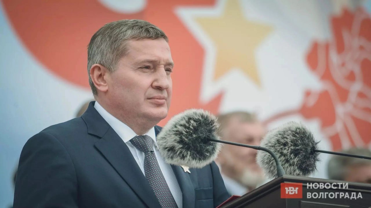 Бочаров поднялся на 19 позиций в рейтинге по упоминаниям среди губернаторского корпуса Таковы результаты исследования Индекс Telegram Рейтинг эффективности российских публичных политиков через призму Telegram Декабрь 2025 Бочаров занял 43 е место Топ 5 тем по которым цитировали волгоградского губернатора выглядит следующим образом 1 Бочаров Массированная атака БПЛА пострадали 4 жилых многоквартирных дома в Волгограде 2 Бочаров В результате террористической атаки БПЛА на 24 этажный жилой дом повреждены балконы выбиты стекла близлежащих домов погиб 48 летний мужчина 3 Бочаров Из за обломков дрона произошло возгорание на электроподстанции Фроловская 4 Бочаров принял участие в церемонии закладки атомного ледокола Сталинград 5 Бочаров почтил память защитников Сталинградской земли в 83 ю годовщину контрнаступления в MAX