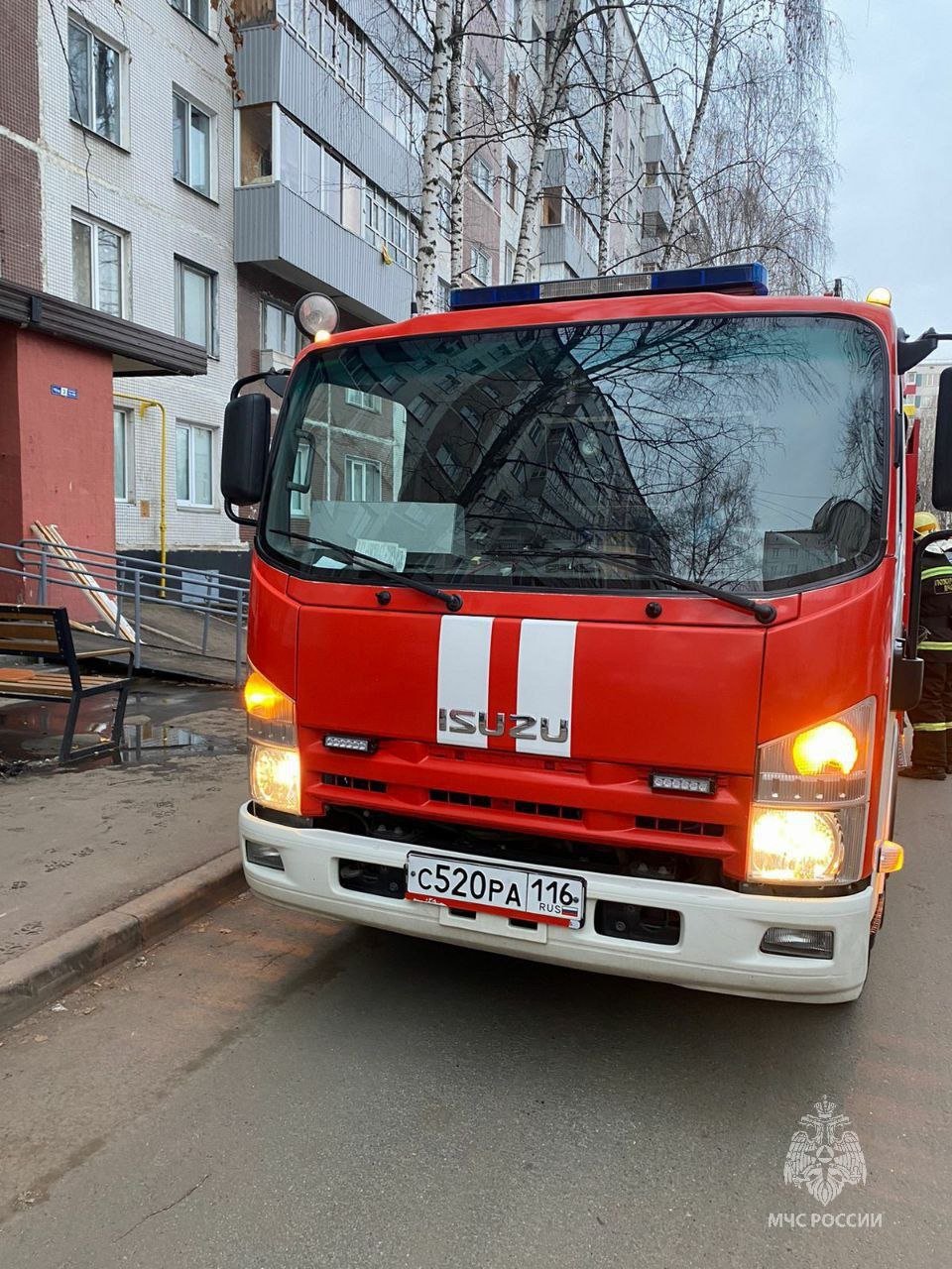 В Челнах на пожаре насмерть задохнулся пенсионер    Сегодня в 6 утра в одной из квартир 38-го комплекса Набережных Челнов произошел пожар.    В двухкомнатной квартире во время возгорания скончался 86-летний мужчина. Его 79-летняя  супруга госпитализирована в реанимацию горбольницы.   По предварительной версии,  причина летального исхода челнинца - отравление продуктами горения.   Пожар мог возникнуть из-за замкнувшего удлинителя.