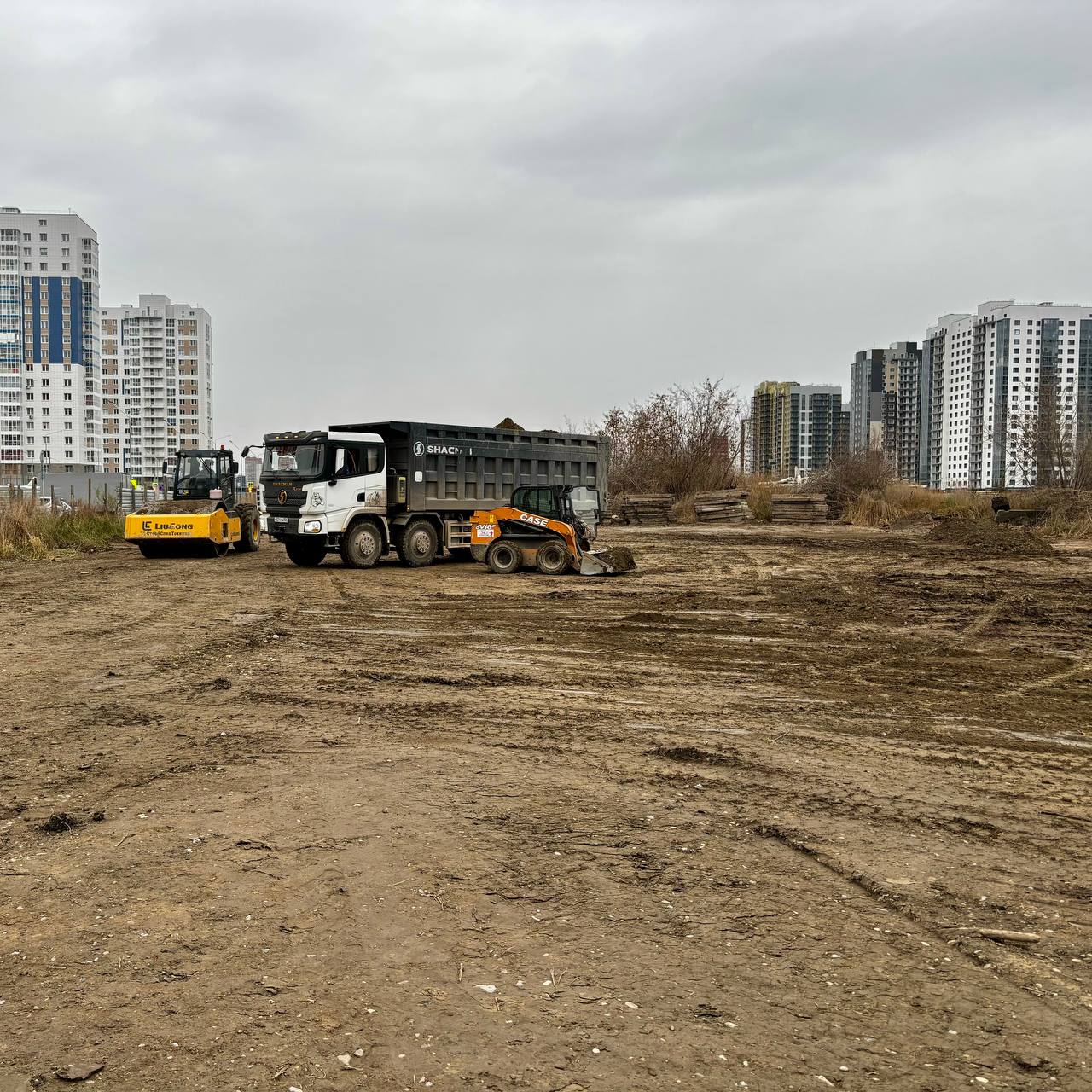 В Тихих зорях появится площадка для автобусов  Сейчас там убирают мусор, выравнивают участок, устанавливают ограждения. Там также сделают шлагбаумы для контроля въезда и заезда транспорта. Завершить все работы должны в ноябре.   Площадку создают благодаря соглашению между администрацией района и компанией «Красноярский деревообрабатывающий комбинат». Они передали на безвозмездной основе земельный участок площадью 2880 квадратных метров.  Отсутствие такой разворотной площадки осложняло дорожную ситуацию на участке.  Фото: администрация Свердловского района