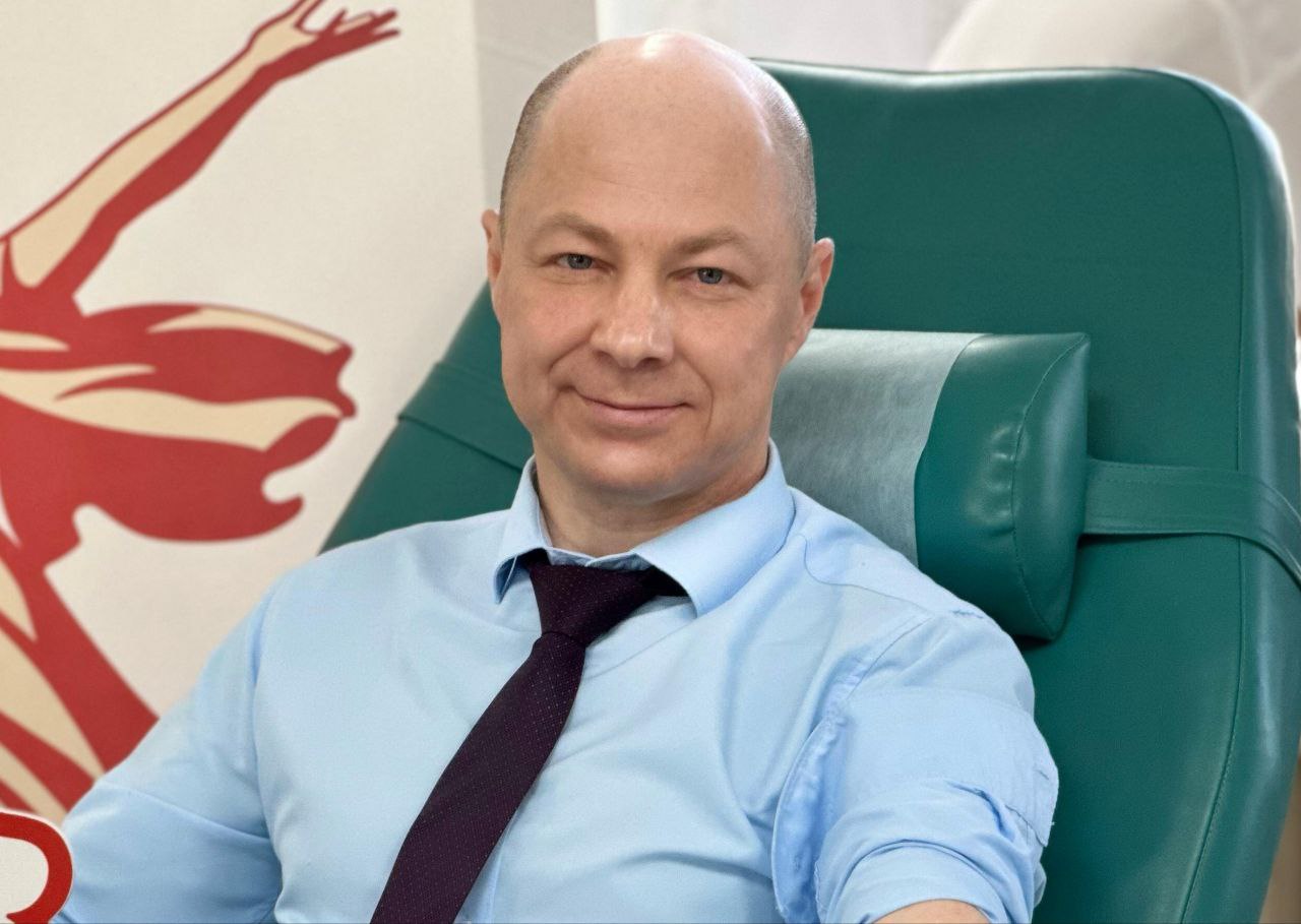 Руслан Колесников избран главой Амурска Градоначальник прошел конкурсный отбор и процедуру утверждения городским Советов депутатов. По кандидатуре Руслана Викторовича решение вынесено единогласно. Фото: ТГ-канал главы Амурского района AmurMedia Прислать новость