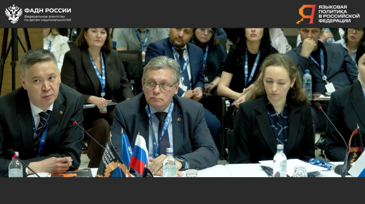 В календаре памятных дат теперь будут два новых праздника День коренных малочисленных народов и День языков народов Российской Федерации Они будут отмечаться ежегодно 30 апреля и 8 сентября соответственно а 2026 год провозгласили Годом единства народов России Такое решение было принято на заседании Совета при Президенте России по межнациональным отношениям отметил Заместитель генерального директора руководитель регионального департамента ВГТРК председатель Комиссии ОП РФ по развитию информационного сообщества СМИ и массовых коммуникаций член президиума Совета при Президенте РФ по межнациональным отношениям Рифат Сабитов Об актуальных вопросах говорили сегодня на форуме Языковая политика в Российской Федерации В России 38 тысяч преподавателей родных языков однако как отметили специалисты кадров недостаточно поэтому Минобрнауки РФ разрабатывает проект нового федерального закона о языках Фото ГТРК Ставрополье Вести Дон Telegram MAX