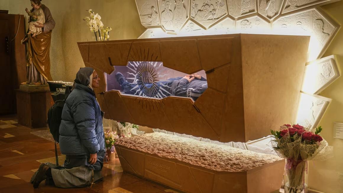 Итальянский подросток, умерший от лейкемии, станет первым святым XXI века Папа Римский Лев XIV объявил, что 7 сентября на площади Святого Петра состоится канонизация Карло Акутиса. Об этом сообщает CNN. Канонизация была запланирована на 27 апреля, но ее отложили после смерти папы Франциска. Акутис скончался в 2006 году в возрасте 15 лет. При жизни он активно занимался популяризацией христианства: создавал сайты для своего прихода и школы, а также разработал онлайн-портал, посвященный описанию чудес. За это подростка прозвали «божьим инфлюенсером», и он стал кумиром среди молодых католиков. Уроженец Британии, любивший видеоигры, Акутис часто изображается в джинсах и кроссовках, что делает его близким и понятным для нового поколения верующих. Для канонизации в католической традиции требуется подтверждение как минимум двух чудес, совершенных кандидатом. Ранее Папа Франциск признал два таких случая, связанных с Акутисом, что позволило причислить его к лику блаженных. Одно из чудес произошло в Бразилии в 2013 году. Ребенок с редким генетическим заболеванием поджелудочной железы исцелился после молитвы Акутису. Другое чудо касается 21-летней девушки из Коста-Рики, которая в 2022 году получила тяжелую черепно-мозговую травму при падении с велосипеда во Флоренции. Когда ее мать помолилась на могиле Акутиса, состояние девушки резко улучшилось: в тот же день она начала дышать без аппарата ИВЛ, а вскоре смогла двигаться и говорить. Через 10 дней ее выписали, а обследование не выявило следов травмы. Эти два признанных Ватиканом чуда стали основанием для причисления Карло Акутиса к лику святых