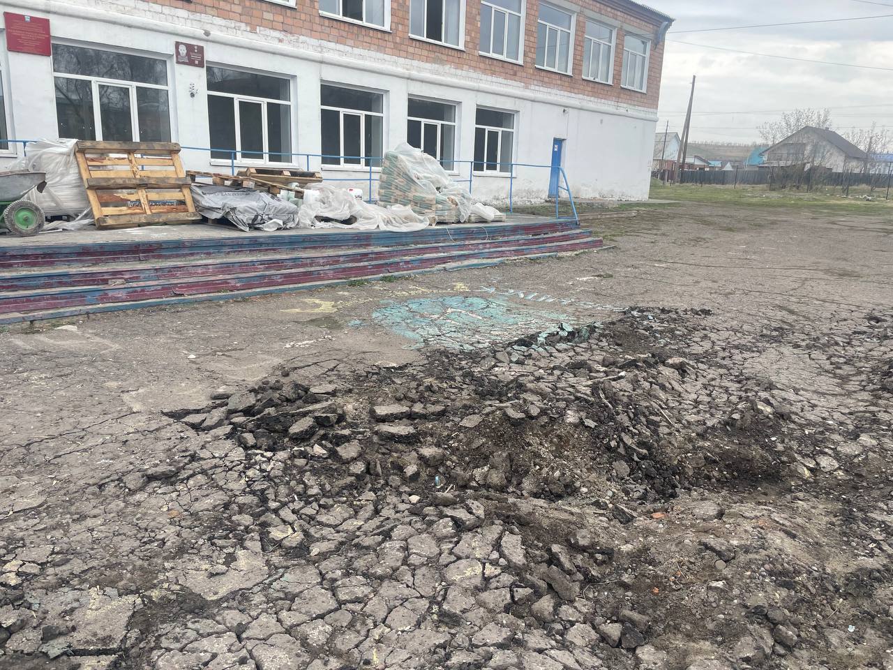 Прокуратура отреагировала на нарушение сроков капитального ремонта школ в Минусинском районе В апреле 2024 г. в рамках национального проекта «Молодежь и дети» КГКУ «УКС» и ООО «Энергоаудит-Юг» заключили контракт на капитальный ремонт школы № 7 в с. Малая Минуса и школы № 9 в г. Минусинске в срок до июля 2025 г. Прокуратура проверила ход работ и выяснила, что готовность школы в с. Малая Минуса составляет 8%, а школы № 9 - 50%. Подрядчик спустя год не приступил к стяжке полов, прокладке труб отопления и кабелей электроснабжения. Со значительным отставанием ведутся работы по сплошному выравниванию лестничных площадок. В связи с несоблюдением графиков прокуратура объявила руководителю организации предостережение о недопустимости нарушения сроков выполнения работ. Кроме того, прокуратура внесла руководителю КГКУ «УКС» представление из-за отсутствия контроля за соблюдением подрядчиком условий контракта. Соблюдение прав учащихся на доступное образование и окончание ремонта остаются на контроле. Прокуратура Красноярского края