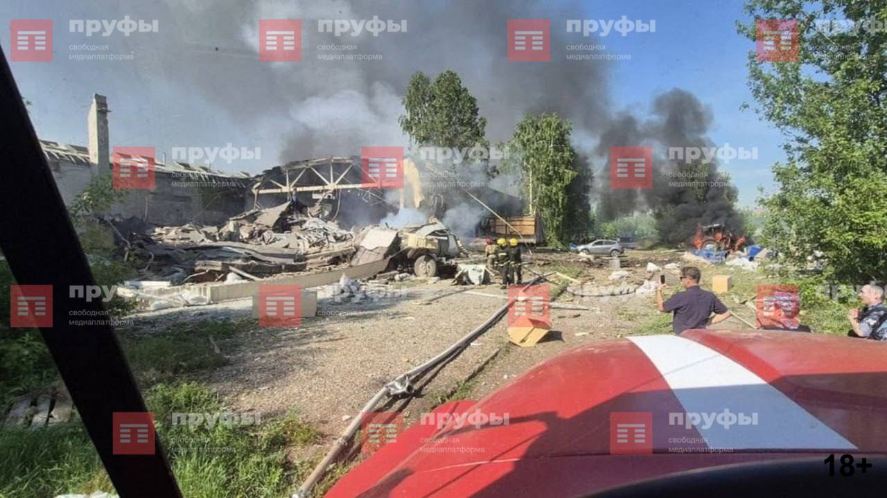 Взрыв в Салавате выбил стекла в соседнем здании, сообщают местные жители На фото видны разрушения на территории предприятия. Обратная связь Подписаться