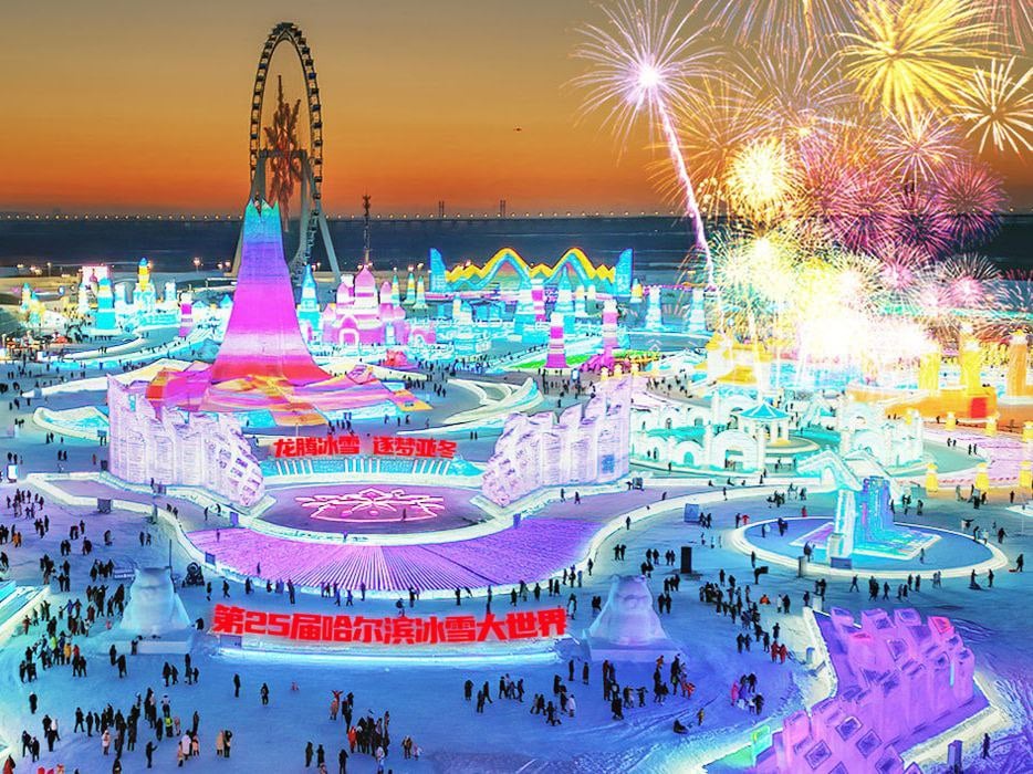 Harbin Ice and Snow World, Харбин, Китай    В городе Харбин провинции Хэйлунцзян на северо-востоке Китая продолжается подготовка к 26-му фестивалю «Большой мир льда и снега».   1 декабря стартовали работы по созданию искусственного снега. В строительстве ледового городка площадью 1 млн кв. м участвуют более 10 000 человек и специальная техника. Для его возведения будет использовано 300 000 куб. м льда и снега.  Крупнейшее в мире мероприятие, посвященное ледяным и снежным скульптурам, официально откроется 5 января 2025 года, но многие экспонаты будут доступны для просмотра уже с 17 декабря.  На видео показан процесс сбора льда из реки Сунгари для создания ледяного города площадью более 750 000 кв. м.   Узнать про оформление визы в Китай можно здесь