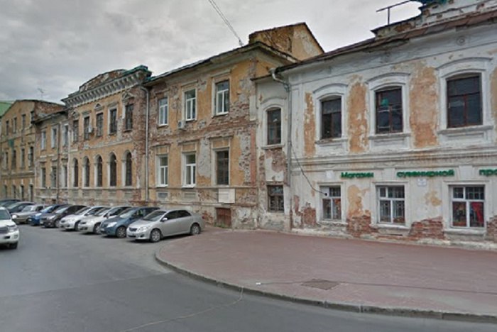 В центре Екатеринбурга внезапно снесли несколько домов  В Екатеринбурге на участке между улицами Первомайской, Горького и Пролетарской начался снос четырёх зданий, построенных в прошлом столетии. Об этом URA.RU сообщили в пресс-службе застройщика «Брусника».  Под демонтаж попали лабораторный корпус, автосервис и два конторских здания на Первомайской, возведённые в период с 1930 по 2004 годы. В компании подчеркнули, что сносимые объекты не являются культурным наследием и, по заключению экспертов, не имеют историко-архитектурной ценности. Работы согласованы с Госохраной в рамках проекта реставрации Золотосплавной лаборатории.  «Брусника» приобрела этот комплекс построек XIX века около пяти лет назад. В историческом квартале компания планирует открыть «Гранд отель Екатеринбург» и музей золота, а со стороны Пролетарской — возвести 37-квартирный жилой дом. Летом также начнутся противоаварийные работы на одном из объектов территории.