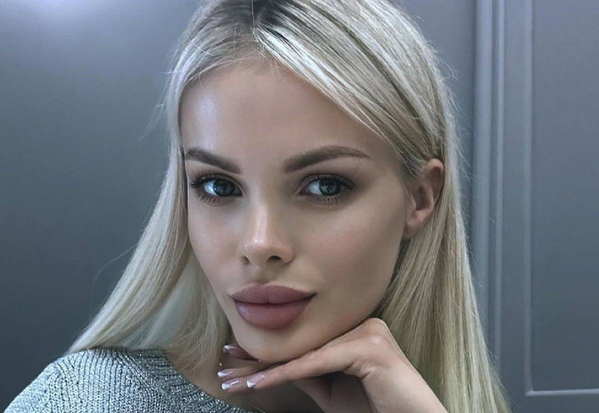 Кубанская модель исчезла после встречи с мужчиной в Москве В столице уже две недели разыскивают девушку Пропавшую Анжелику в последний раз видели в Москве вместе с мужчиной который по словам очевидцев был значительно старше ее О его личности ничего не известно Как пишет МК со ссылкой на соцсети девушка перестала выходить на связь хотя раньше всегда была на телефоне Родственники рассказали что все ее вещи включая телефон документы и личный дневник остались в квартире Семья обратилась в полицию Сейчас ведутся поиски Мы в МАХ Прислать фото видео