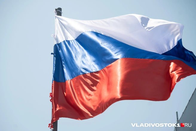 Двое жителей Дальнегорска публично надругались над государственным флагом России В пресс службе прокуратуры Приморского края рассказали что обвинение по уголовному делу уже утверждено и направлено мировому судье По данным следствия инцидент произошёл 26 января прошлого года на вершине Горбушинской сопки в одном из спальных районов Дальнегорска Молодые люди 2003 и 2004 годов рождения вместе сорвали триколор с Пика Вербованных унесли полотнище в лесной массив и демонстративно изрисовали его маркером Надписи и рисунки по информации надзорного ведомства содержали признаки надругательства и осквернения Государственного флага РФ Завершили акт надругательства над одним из символов государства в этом же лесу бросили флаг на землю и закопали его в снегу На обоих фигурантов завели уголовное дело по статье 329 Уголовного кодекса РФ надругательство над Государственным флагом Российской Федерации Санкции за совершение этого преступления предусматривают ограничение свободы на срок до одного года либо принудительные работы на тот же срок либо арест на срок от трёх до шести месяцев либо лишение свободы на срок до одного года В пресс службе прокуратуры отметили что об осквернении триколора в Дальнегорске стало известно благодаря работе сотрудников территориального подразделения УФСБ России по Приморскому краю Они же установили личности и задержали молодых людей Подписаться в Telegram Подписаться в MAX