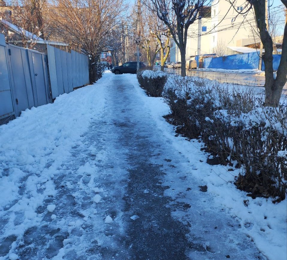 В Ростовской области возбудили свыше 140 административных дел за неуборку снега  Ростов-на-Дону оказался в числе лидеров по нарушениям за несвоевременную уборку снега. Соответствующую информацию опубликовали 25 февраля на сайте донского правительства.    Всего в регионе составили 143 протокола. Треть из них пришлась на донскую столицу. Наибольшее количество нарушений также зафиксировано в Таганроге, Каменске, Волгодонске и т. д.    Отметим, что административные дела за неуборку снега предполагают штрафы. Для физических лиц выплата составляет до трех тысяч рублей, для должностных лиц – до 30 тысяч рублей, а для юридических лиц – до 70 тысяч рублей.   Подписаться на "Новости Ростова"    Прислать новость