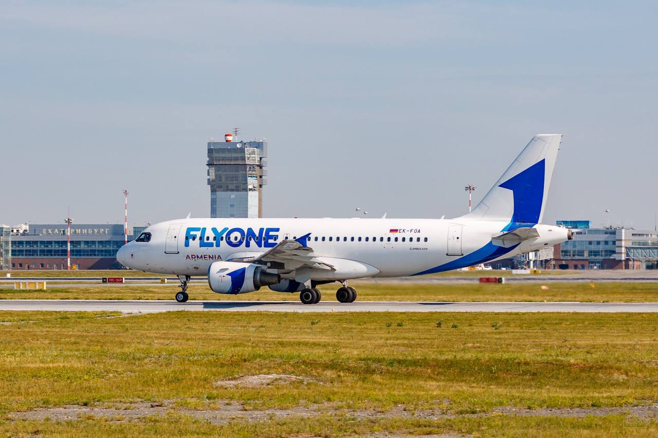 FlyOne с 1 апреля 2025 года возобновит полётную программу из Еревана в Екатеринбург  Рейсы запланированы на весь летний сезон дважды в неделю — по вторникам и пятницам на Airbus A320.   Билеты уже в продаже на сайте авиакомпании и на агрегаторах — от 11 374 ₽ в одну сторону, от 23 631 ₽ туда-обратно.  Таким образом, у уральцев будет возможность долететь со стыковками в Ереване до европейских городов, например, в Ларнаку — от 32 012 ₽ или в Тиват — от 30 967 ₽.