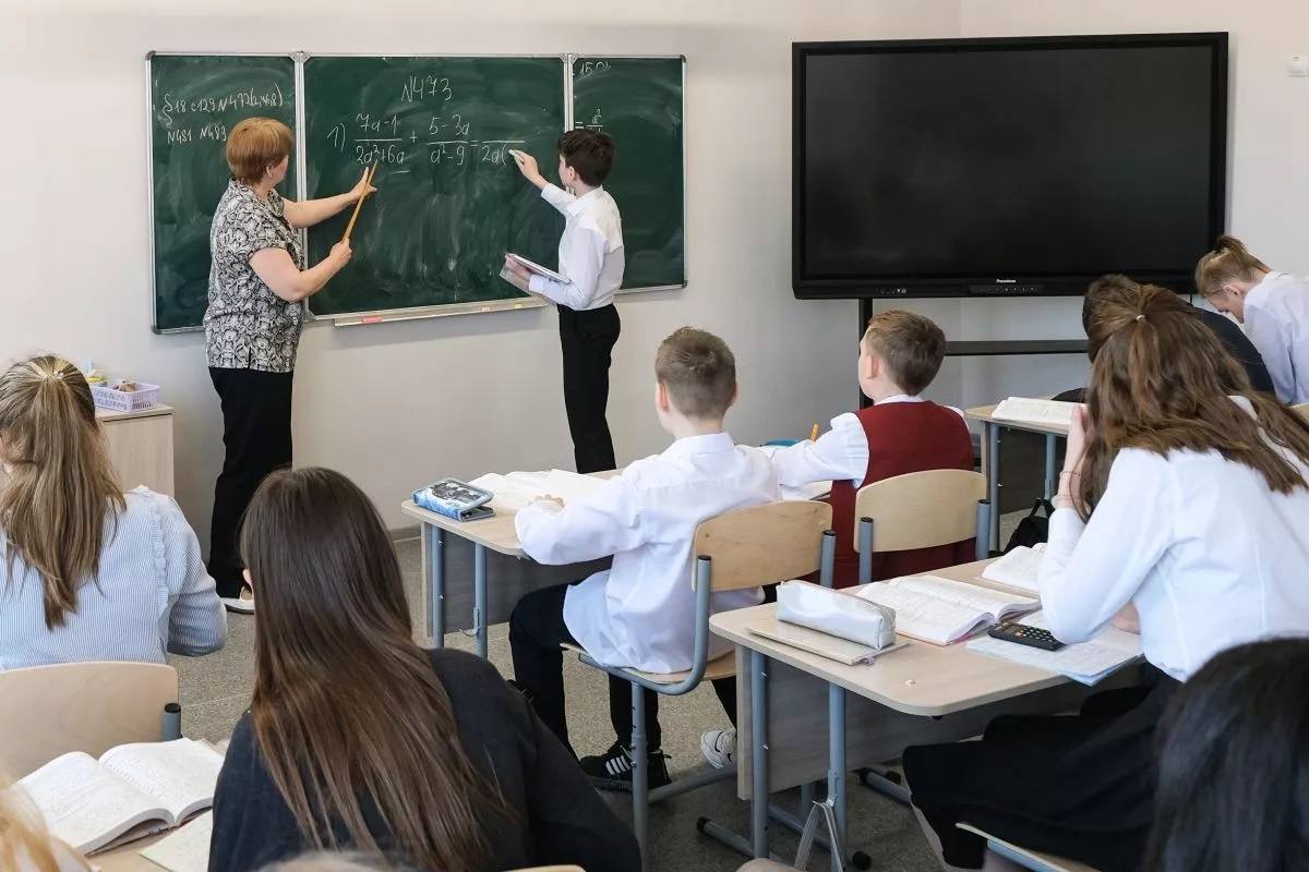 Ежемесячную краевую выплату педагогам повысят до 15 тысяч рублей За последние 10 лет на Кубани построили более сотни новых школ также каждый год капитально ремонтируют существующие Чтобы поддержать учителей в регионе разработали комплекс мер поддержки Всего в 2025 году на поддержку педагогов из регионального бюджета направили более 16 млрд рублей рассказал губернатор Вениамин Кондратьев  С 2026 года региональная выплата учителям увеличится до 15 тысяч рублей в месяц  Педагоги которые нуждаются в жилье могут получить 1 миллион рублей на первоначальный взнос по ипотеке С 2022 года этой возможностью воспользовались почти 1 3 тысячи учителей  Во многих городах и районах Кубани вводят собственные меры поддержки В Краснодаре компенсируют до 25 тысяч рублей ежемесячного платежа по ипотеке В Кавказском районе молодым учителям которые впервые устраиваются на работу в муниципальные школы выплачивают до 28 тысяч рублей Кубанские Новости   Мы в MAX